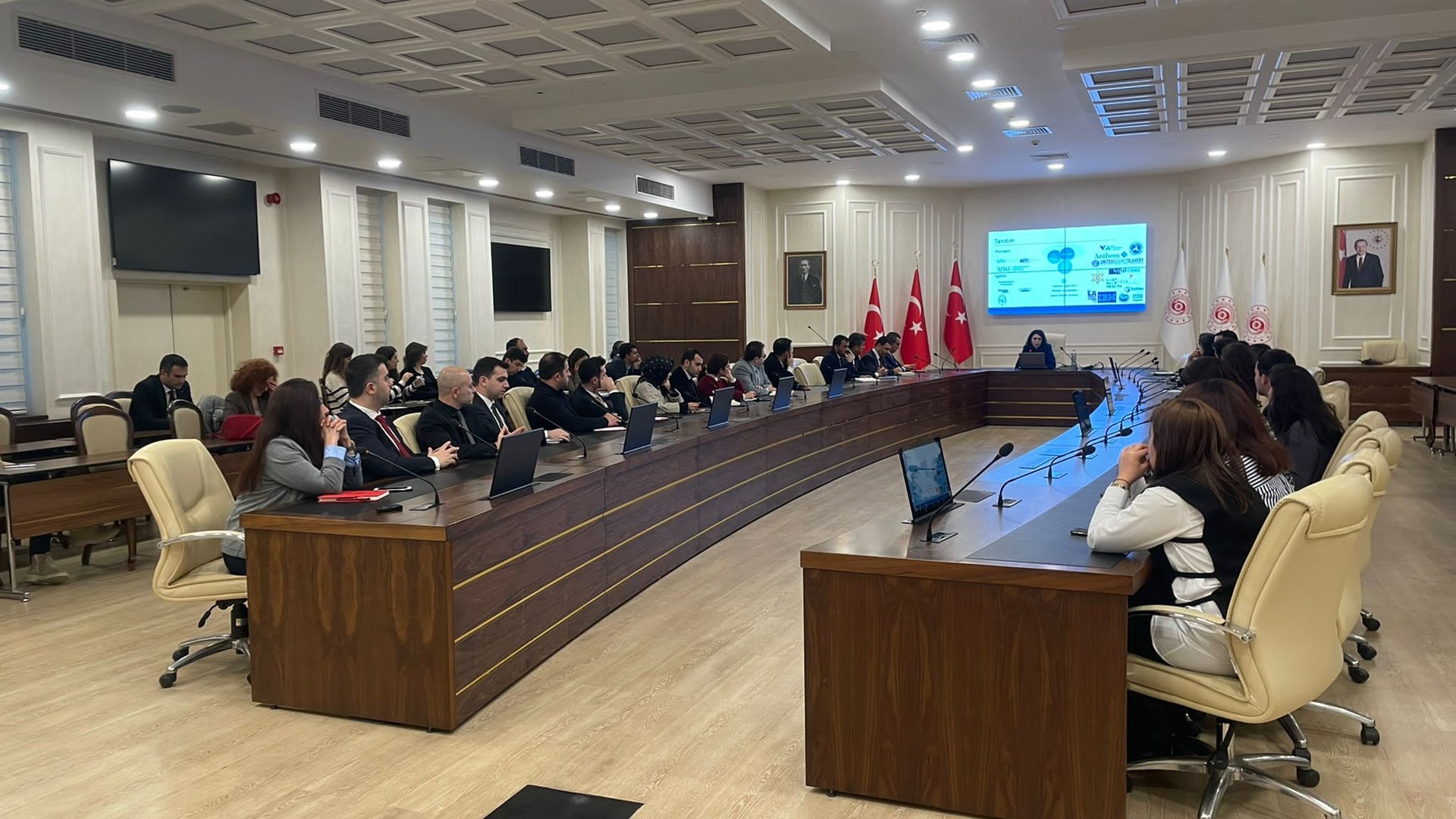 "Tedarik Zincirlerinde Özen Yükümlülüğü ve Çalışma Hayatında İnsan Hakları" eğitimi, Çalışma Genel Müdürlüğü tarafından düzenlenen önemli bir etkinlik olarak gerçekleştirildi. Bu eğitim, çalışma hayatında temel hakların korunması ve tedarik zincirlerinde özen yükümlülüğü konularında dünyada farklı örnekleri analiz ederek farkındalık oluşturmayı ve geliştirilen etkin politikalar konusunda bilgi sahibi olunması hedeflemekteydi.