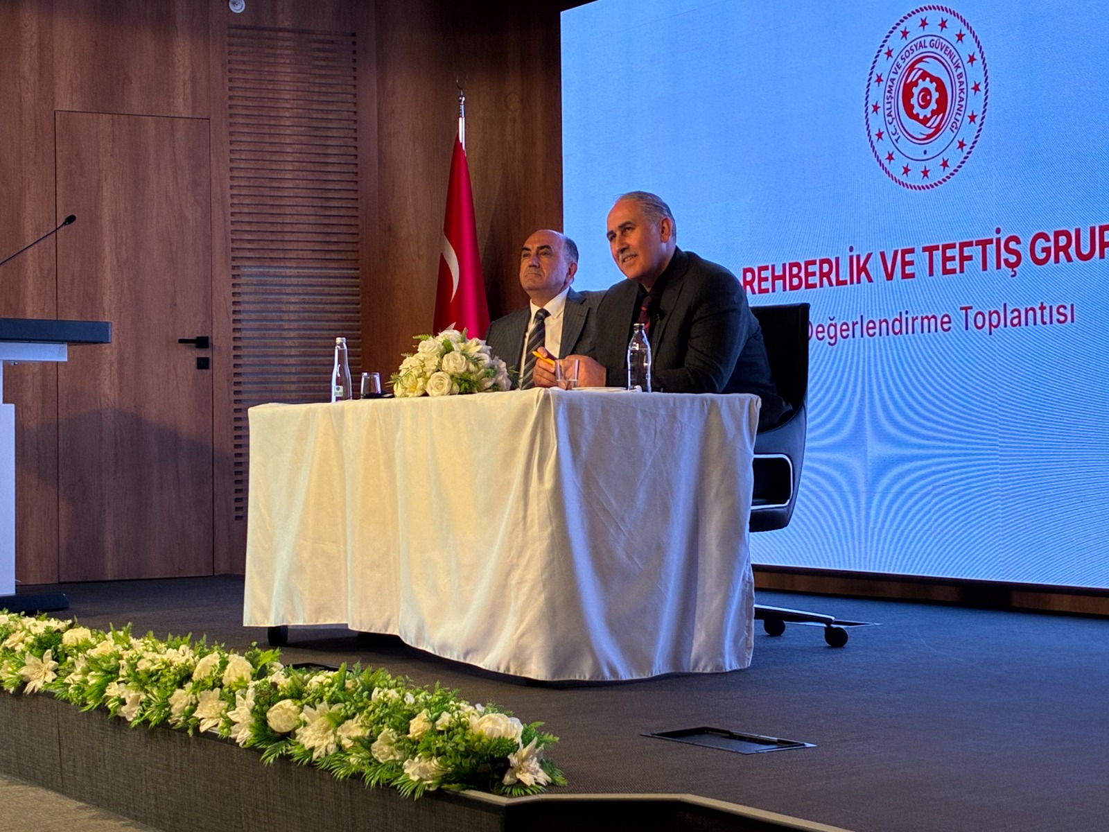 Rehberlik ve Teftiş Başkanımız Erol Güner ile Başkan Yardımcılarımız Mustafa Koç ve Uğur Mavi, 2 Haziran 2026 tarihinde İstanbul Rehberlik ve Teftiş Grup Başkanlığına gerçekleştirdikleri ziyaret sonrasında İstanbul Ticaret Üniversitesi Ahî Çelebi Kampüsü Konferans Salonu’nda müfettişlerle bir araya geldi.