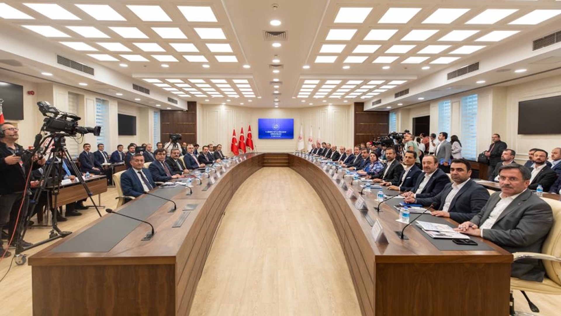 Çalışma ve Sosyal Güvenlik Bakanı Prof. Dr. Vedat Işıkhan Başkanlığında, “2024-2025 yıllarını kapsayan 7. Dönem Kamu Görevlileri Toplu Sözleşme Görüşmeleri” nin birinci oturumu Çalışma ve Sosyal Güvenlik Bakanlığı’nın ev sahipliğinde yapıldı.