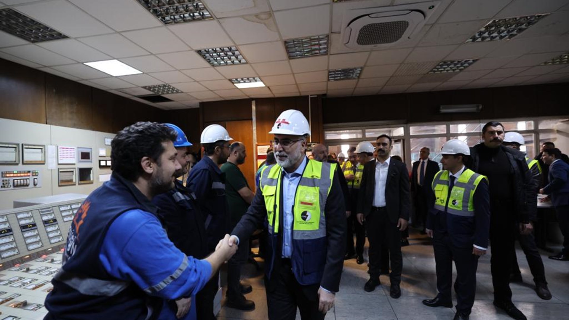 Çalışma ve Sosyal Güvenlik Bakanı Prof. Dr. Vedat Işıkhan, 4 Aralık Dünya Maden Günü vesilesi ile Ankara’nın Nallıhan ilçesindeki Çayırhan Yeraltı Maden Ocağı'na ziyarette bulundu.