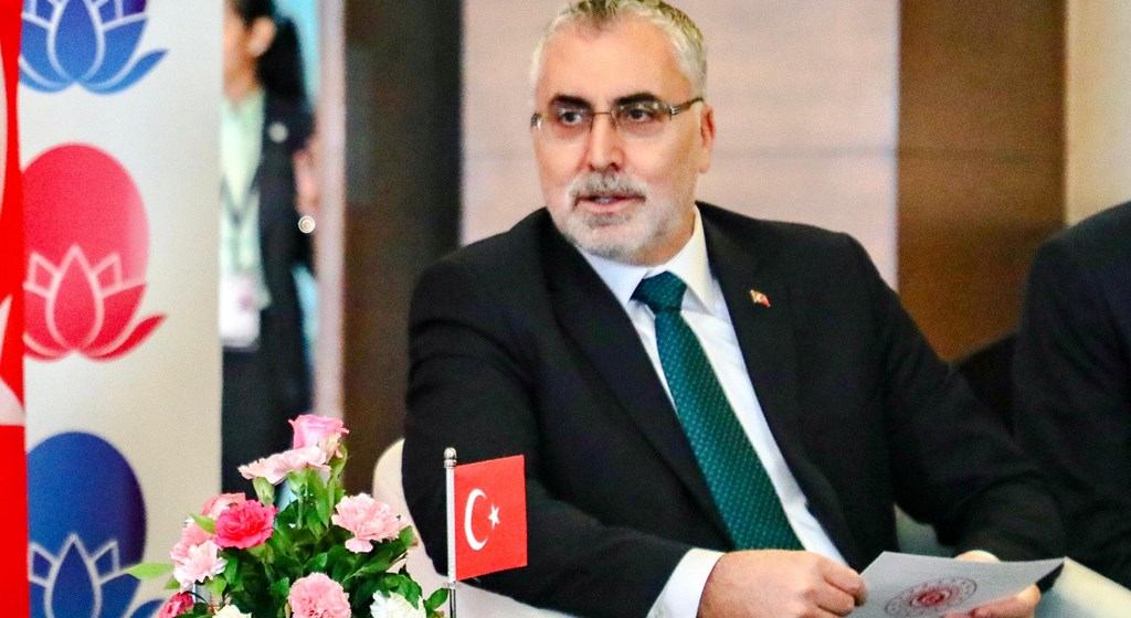 alışma ve Sosyal Güvenlik Bakanı Vedat Işıkhan, G20 Çalışma ve İstihdam Bakanları Toplantısı için gittiği Hindistan'da Endonezya, Hindistan, Brezilya ve Hollandalı mevkidaşlarıyla bir araya geldi.