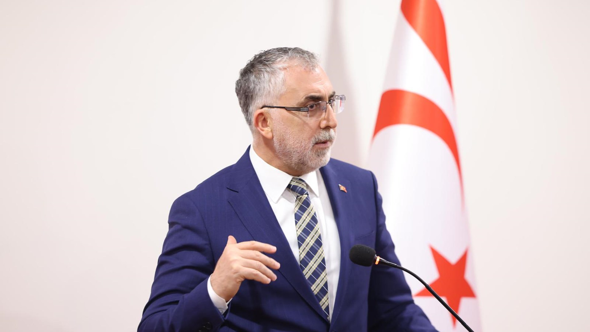 Çalışma ve Sosyal Güvenlik Bakanı Prof. Dr. Vedat Işıkhan, programlara katılmam ve çeşitli temaslarda bulunmak üzere Kuzey Kıbrıs Türk Cumhuriyeti’ne (KKTC) gitti.
