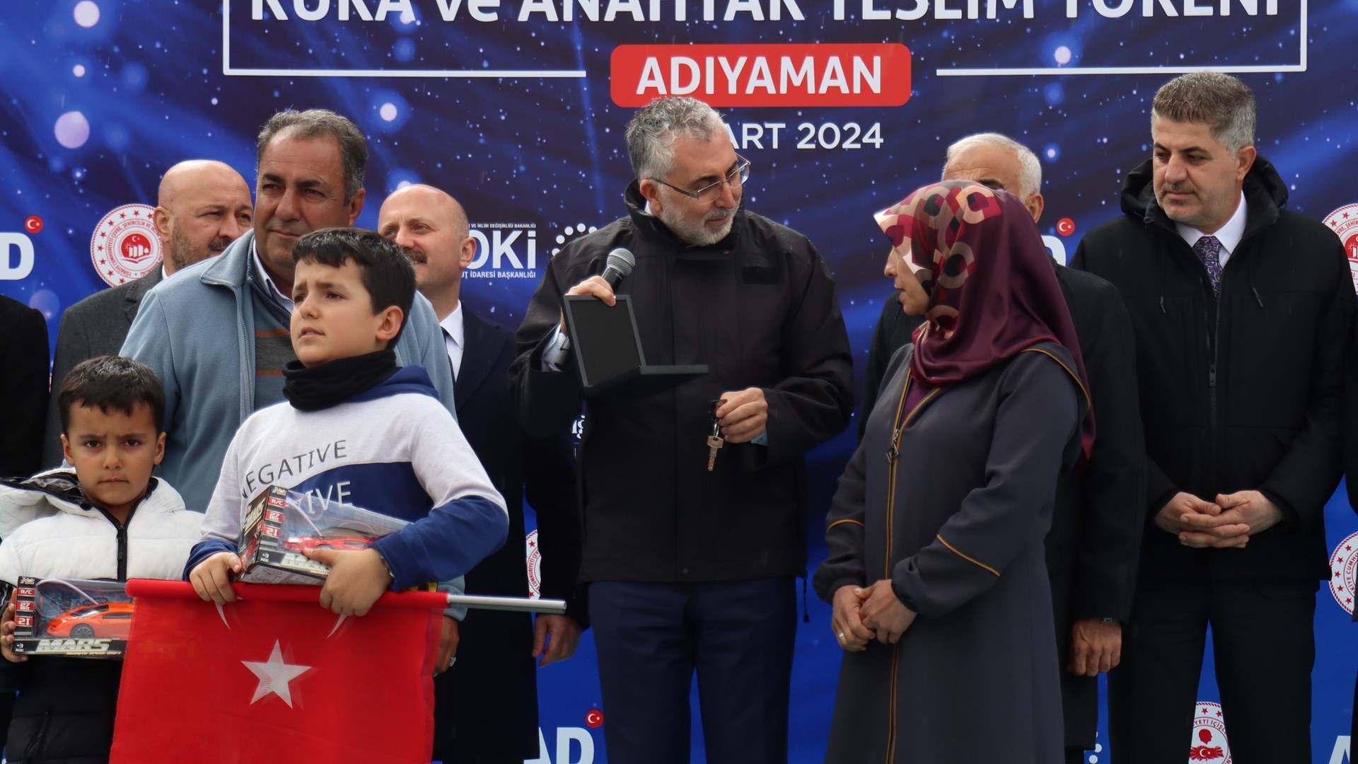 Çalışma ve Sosyal Güvenlik Bakanı Prof. Dr. Vedat Işıkhan, çeşitli temaslarda bulunmak ve programlara katılmak üzere Adıyaman’a gitti.