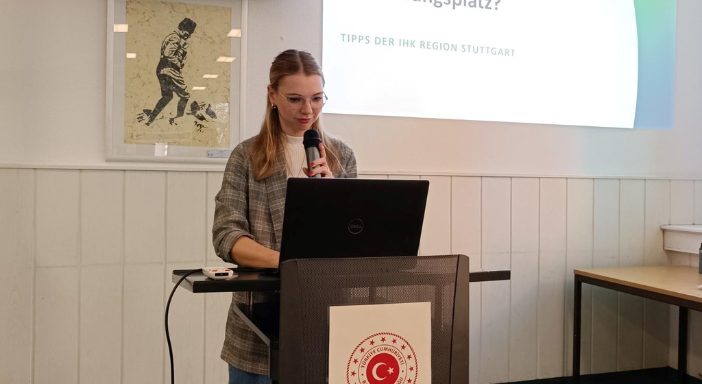 Stuttgart Çalışma ve Sosyal Güvenlik Ataşeliğimizin katkılarıyla Başkonsolosluğumuz ile Stuttgart Sanayi ve Ticaret Odası (IHK) iş birliği kapsamında 11.10.2023 Çarşamba günü Başkonsolosluğumuz binasında meslek eğitim toplantısı gerçekleştirildi.