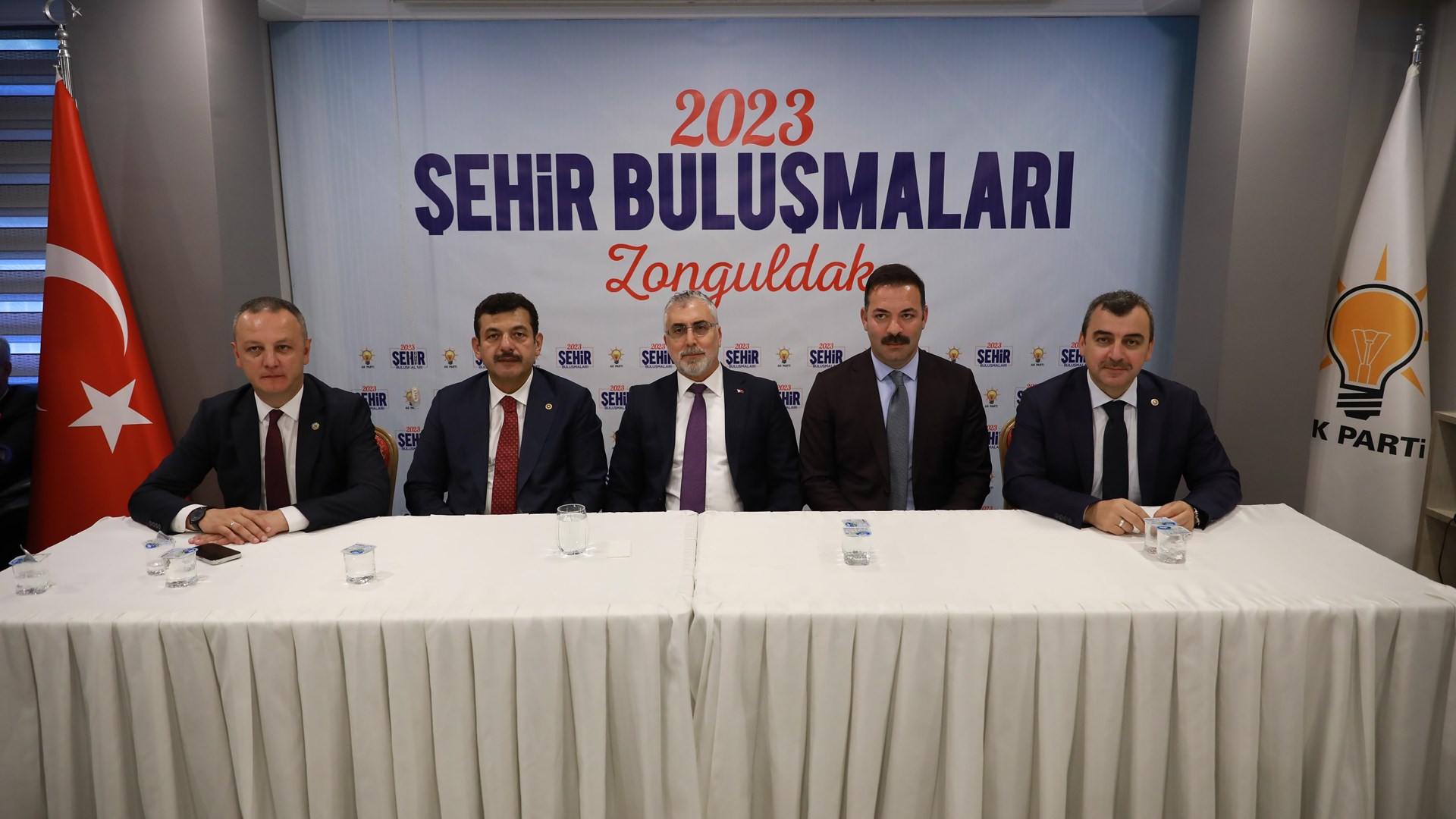 Çalışma ve Sosyal Güvenlik Bakanı Prof. Dr. Vedat Işıkhan, “Şehir Buluşmaları” kapsamında ziyaretlerde bulunmak ve programlara katılmak üzere Zonguldak’a gitti.
