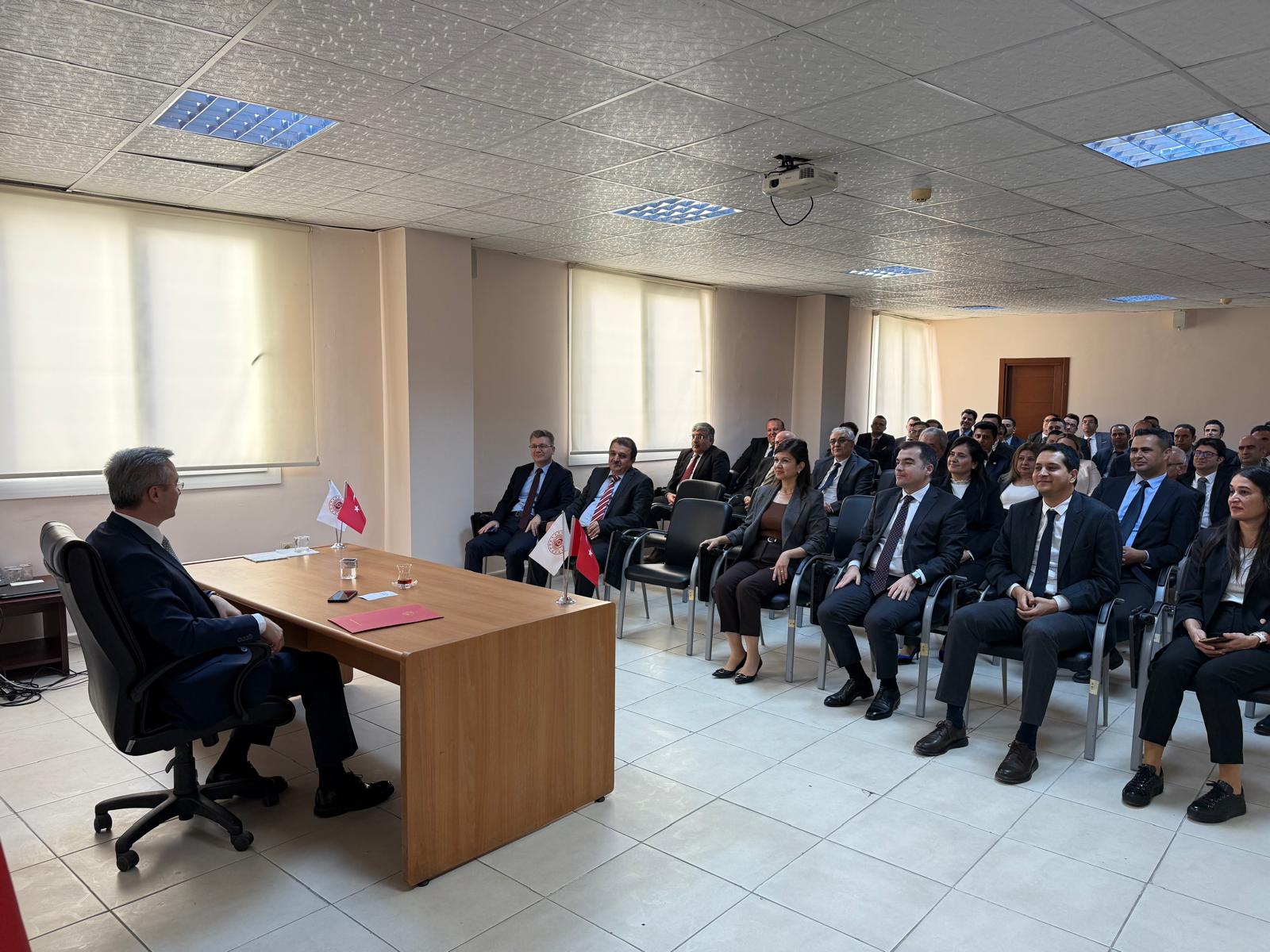 Rehberlik ve Teftiş Başkanımız Bekir Aktürk, 16 Ocak 2025 tarihinde İş Teftiş ve Rehberlik Projesi kapsamında yapılan Tekstil Sektöründe İnsana Yakışır İşler Danışma Toplantısı’na katılım sağlamak üzere bulunduğu Adana ilinde, Başkan Yardımcıları Resül Yılmaz, Davut Seyhan ve Gökhan Ateş ile birlikte Adana Rehberlik ve Teftiş Grup Başkanlığını ziyaret etti.