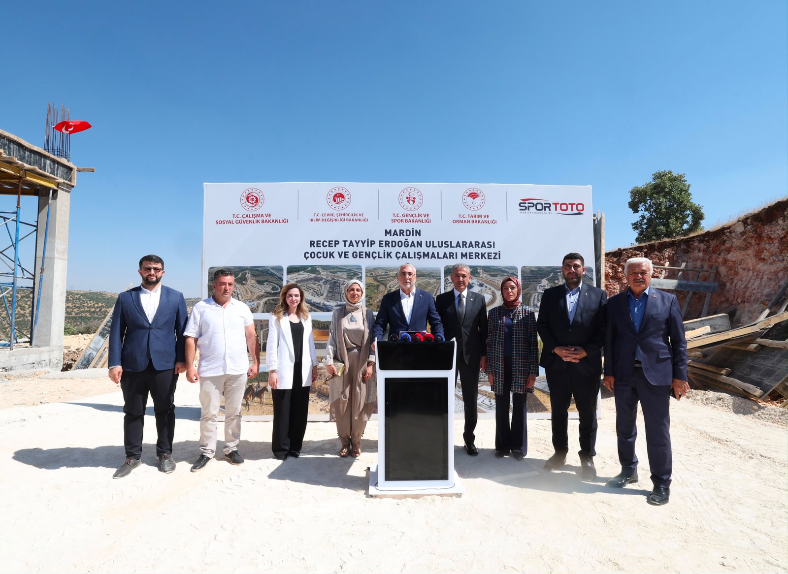 Bakan Işıkhan, Mardin Recep Tayyip Erdoğan Uluslararası Çocuk ve Gençlik Çalışmaları Merkezi Projesi Alanında İncelemelerde Bulundu