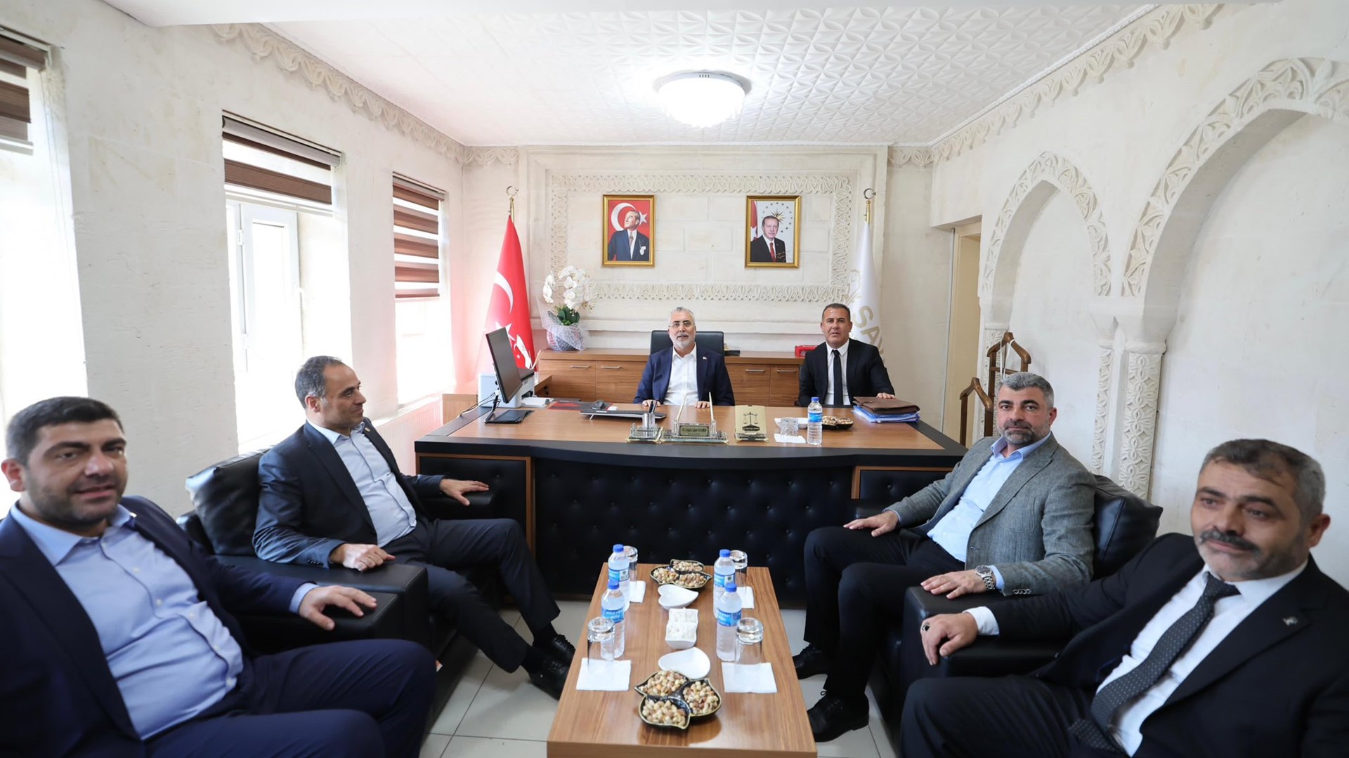 Çalışma ve Sosyal Güvenlik Bakanı Vedat Işıkhan, çeşitli temaslarda bulunmak ve “Mardin İş Dünyası İstişare Toplantısı”na katılmak üzere Mardin’e gitti.