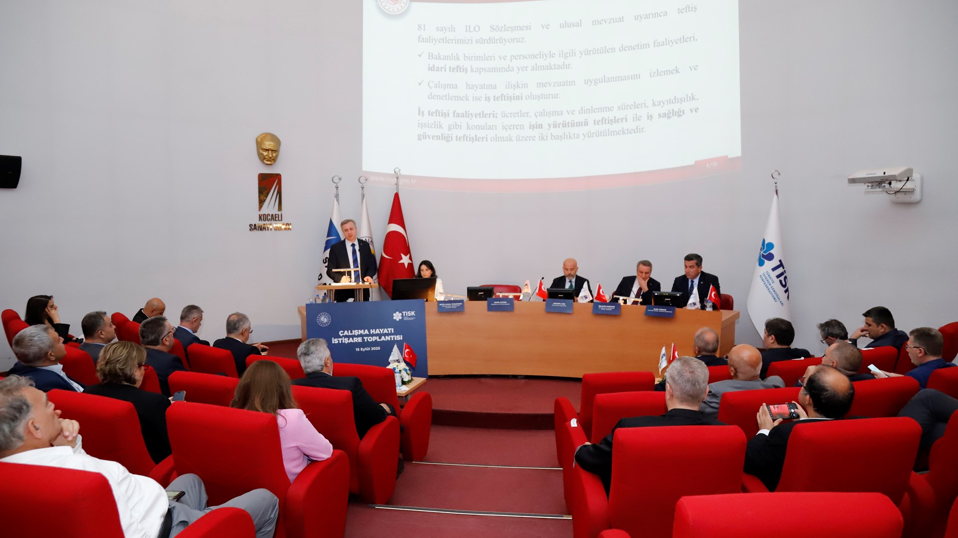 Bakanlığımız ile Türkiye İşveren Sendikaları Konfederasyonu (TİSK) iş birliğinde düzenlenen “Çalışma Hayatı İstişare Toplantısı” 15 Eylül 2025 tarihinde Kocaeli Sanayi Odası’nda gerçekleştirildi.