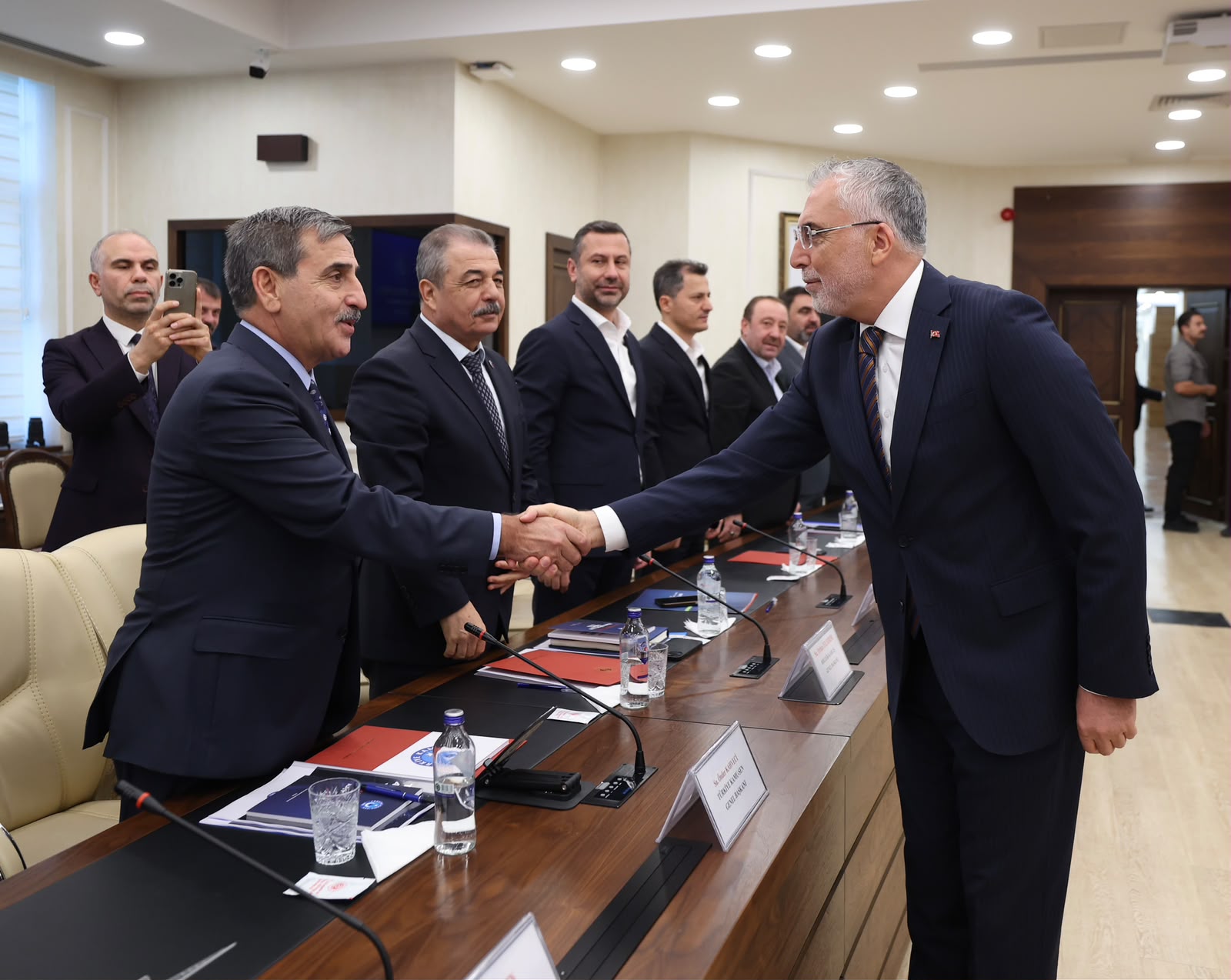 Kamu Personeli Danışma Kurulu (KPDK) Toplantısı, Çalışma ve Sosyal Güvenlik Bakanı Prof. Dr. Vedat Işıkhan’ın başkanlığında gerçekleşti. KPDK, “Kamu Personel Sistemine İlişkin Düzenleme İhtiyacı Bulunan Hususlar” gündemiyle Çalışma ve Sosyal Güvenlik Bakanlığı Reşat Moralı Toplantı Salonu’nda toplandı.