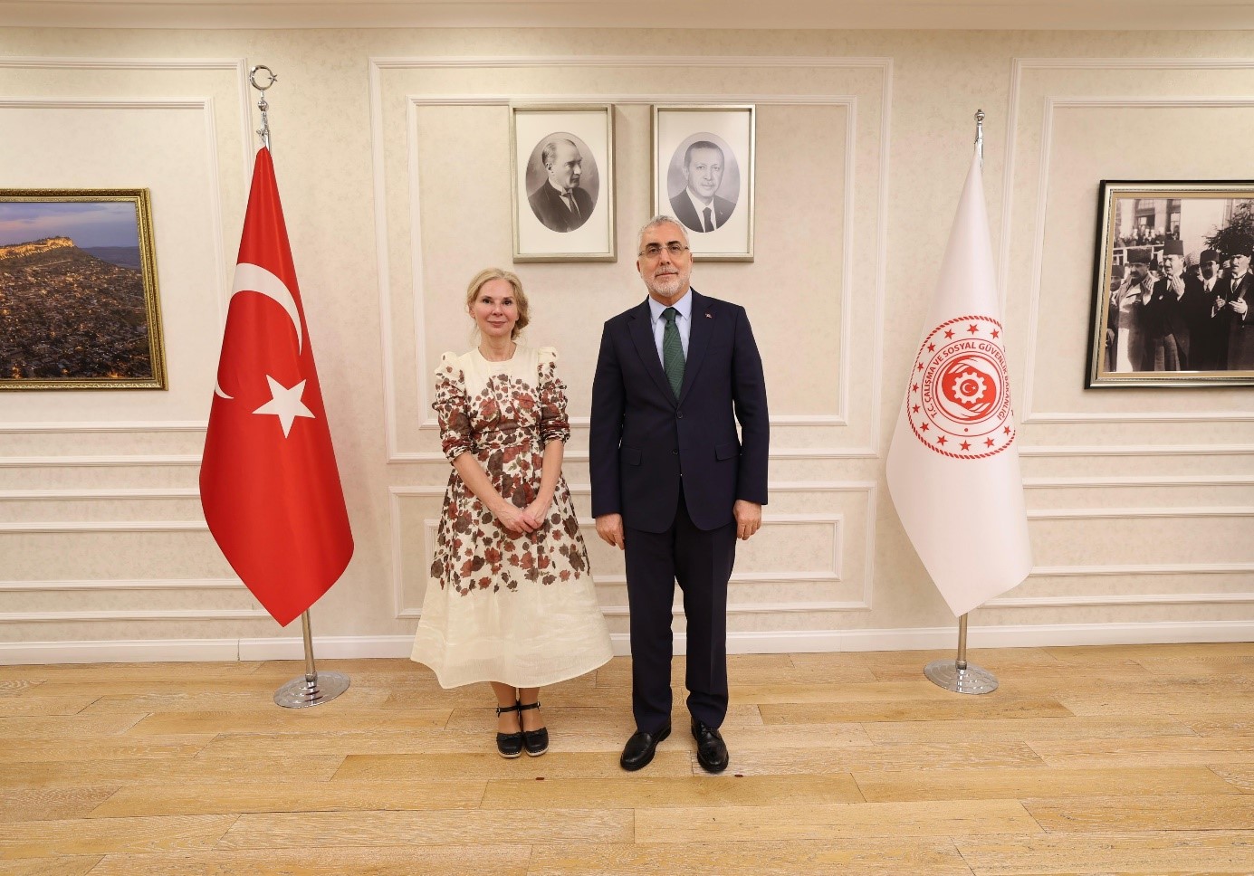 Sayın Bakanımız Prof. Dr. Vedat IŞIKHAN, 10 Aralık 2025 tarihinde Endonezya, Ukrayna, Azerbaycan ve İsveç’in Ankara Büyükelçilerini makamında ağırladı.