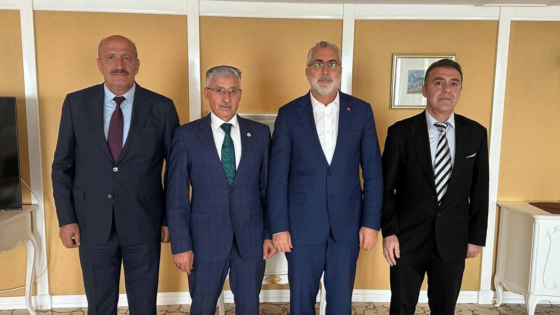 Çalışma ve Sosyal Güvenlik Bakanı Prof. Dr. Vedat Işıkhan, Çalışma ve Sosyal Güvenlik Bakanlığı ile Romanya Çalışma ve Sosyal Dayanışma Bakanlığı arasındaki Çalışma ve Sosyal Güvenlik Ortak Çalışma Grubu’nun 1. Toplantısı’na katılmak ve çeşitli temaslarda bulunmak üzere Romanya’ya gitti.