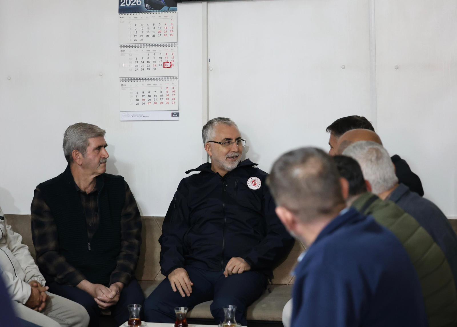 Çalışma ve Sosyal Güvenlik Bakanı Vedat Işıkhan, Pursaklar Belediyesi işçilerini ziyaret ederek, 1 Mayıs Emek ve Dayanışma Günü'nü kutladı.