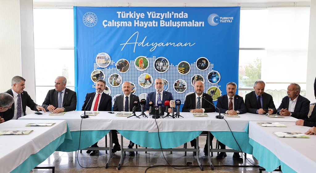 Çalışma ve Sosyal Güvenlik Bakanı Prof. Dr. Vedat Işıkhan, çeşitli temaslarda bulunmak ve programlara katılmak üzere Adıyaman’a gitti.