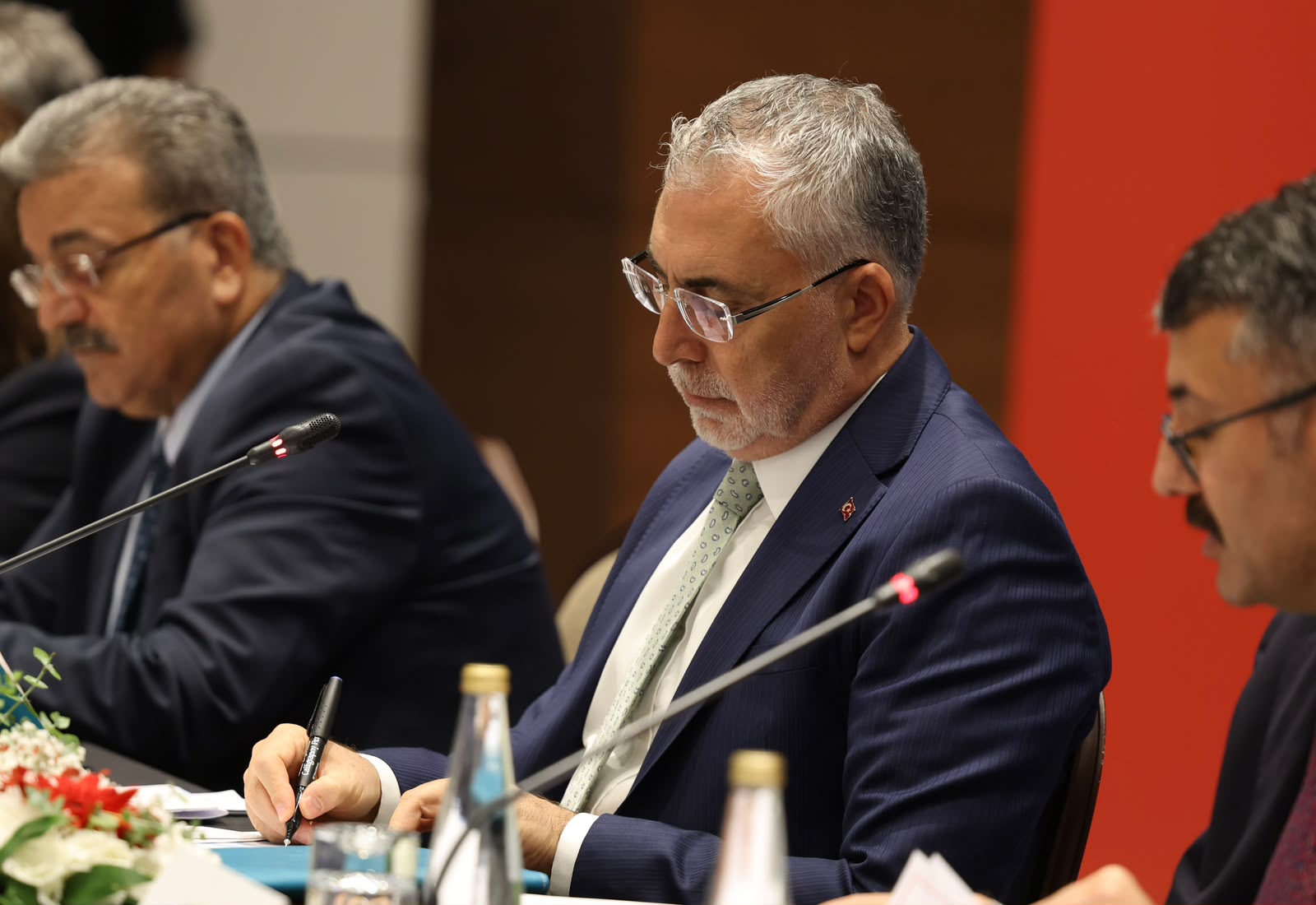Çalışma ve Sosyal Güvenlik Bakanı Prof. Dr. Vedat Işıkhan, Çalışma ve Sosyal Güvenlik Bakanlığı tarafından düzenlenen “Mevsimlik Tarım İşçiliği İzleme ve Değerlendirme Kurulu Toplantısı”na katıldı.