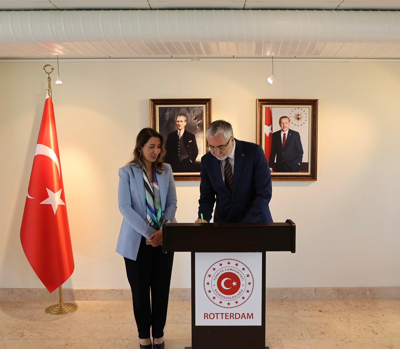 Bakan Işıkhan, Hollanda’da Temaslarda Bulundu