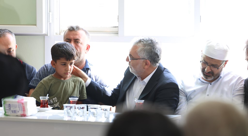 Çalışma ve Sosyal Güvenlik Bakanı Prof. Dr. Vedat Işıkhan, Diyarbakır ve Mardin'de çıkan yangın nedeniyle hayatını kaybedenlerin yakınlarına taziye ziyaretinde bulundu.