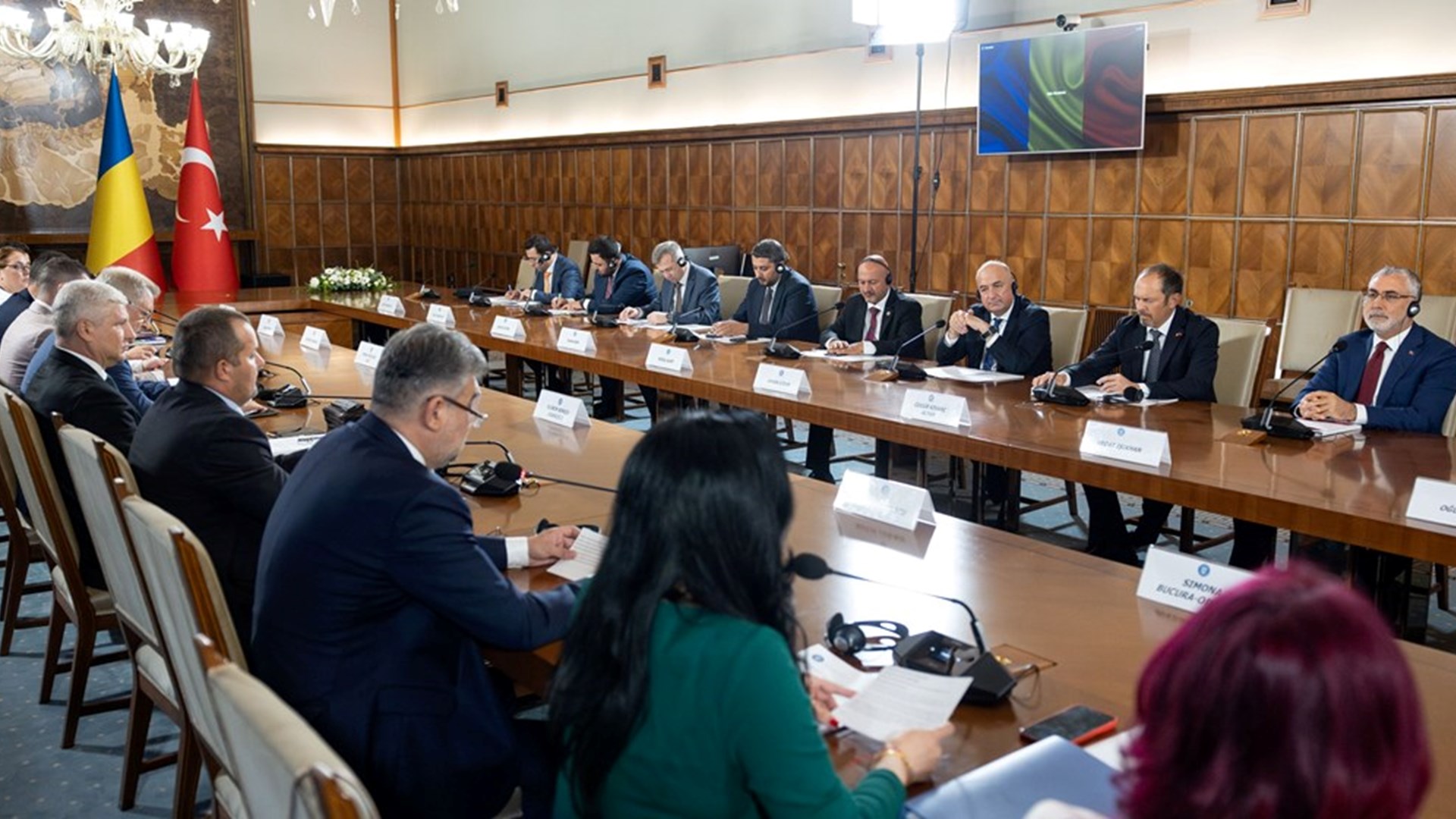 Çalışma ve Sosyal Güvenlik Bakanı Prof. Dr. Vedat Işıkhan, Çalışma ve Sosyal Güvenlik Bakanlığı ile Romanya Çalışma ve Sosyal Dayanışma Bakanlığı arasındaki Çalışma ve Sosyal Güvenlik Ortak Çalışma Grubu’nun 1. Toplantısı’na katılmak ve çeşitli temaslarda bulunmak üzere Romanya’ya gitti.