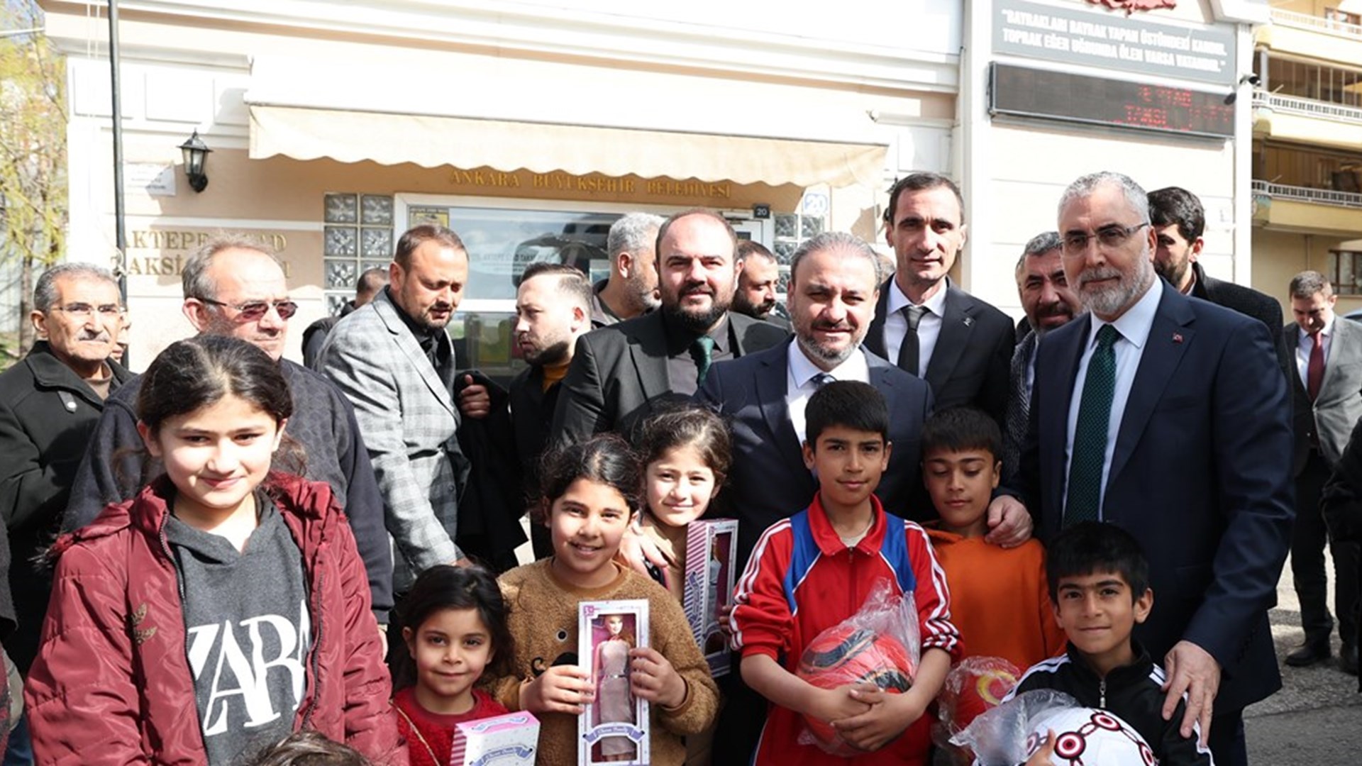 Çalışma ve Sosyal Güvenlik Bakanı Prof. Dr. Vedat Işıkhan, çeşitli temaslarda bulunmak ve programlara katılmak için Ankara’nın Keçiören ve Altındağ İlçelerini ziyaret etti.