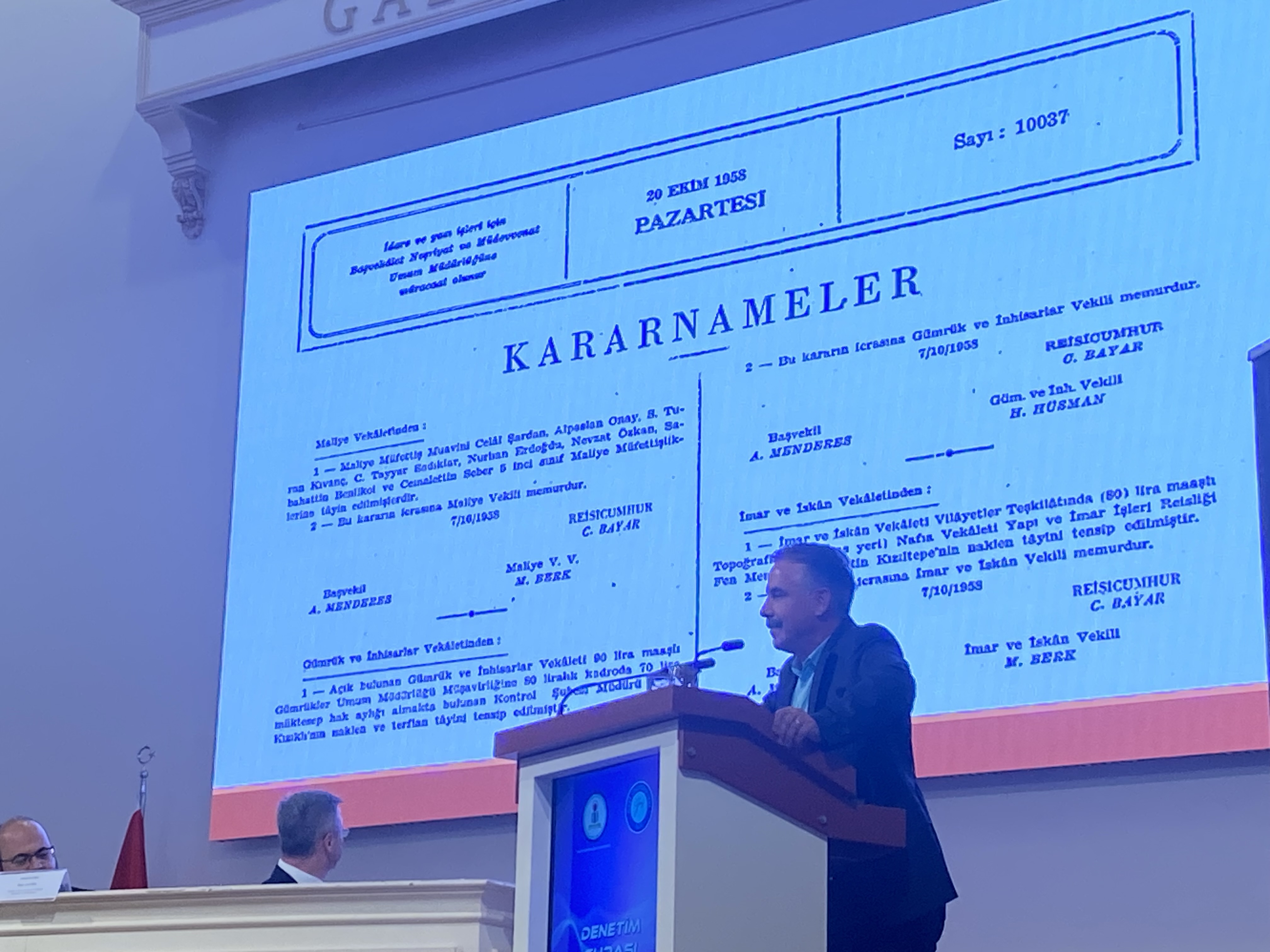 Devlet Denetim Elemanları Derneği (Denetde) tarafından düzenlenen “21. Yüzyılda Denetim: Yeni Yaklaşımlar” konulu Denetim Şurası, 15 Ekim 2024 tarihinde Gazi Üniversitesi Mimar Kemaleddin Konferans Salonunda gerçekleştirildi.