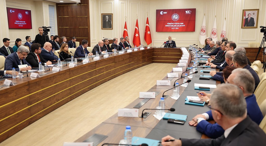 Çalışma ve Sosyal Güvenlik Bakanı Prof. Dr. Vedat Işıkhan, Çalışma ve Sosyal Güvenlik Bakanlığı ev sahipliğinde Reşat Moralı Toplantı Salonu’nda düzenlenen “Türkiye Yüzyılı’nın Emektarları Çalıştayı” na katıldı.