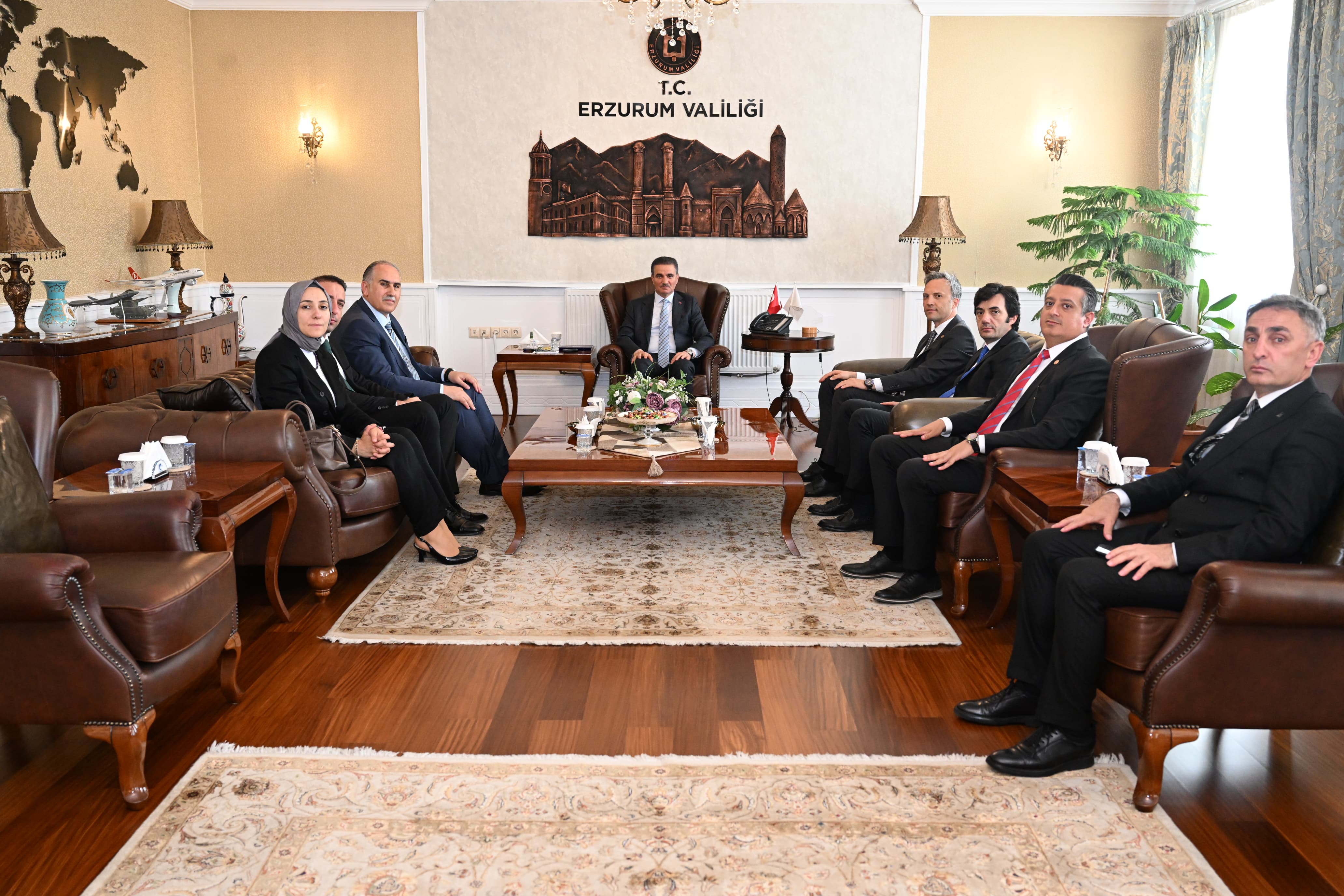 Rehberlik ve Teftiş Başkanımız Erol Güner, Başkan Yardımcımız Uğur Mavi, Ankara Rehberlik ve Teftiş Grup Başkanımız Mustafa Tanrısever, Grup Başkan Yardımcılarımız Ayca Kanlıoğlu Özkul, Erkan Akdemir ve Burhan Yağmur’un da yer aldığı heyet, Erzurum Valisi Sayın Aydın Baruş’u makamında ziyaret etti.