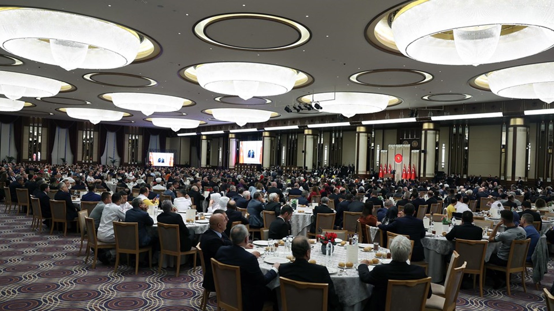 "Emeğin, Sendikal Örgütlenmenin ve İstihdamın Geleceği" temasıyla 29-30 Nisan tarihlerinde düzenlenen 13. Çalışma Meclisi, Cumhurbaşkanı Recep Tayyip Erdoğan’ın teşrifleriyle Cumhurbaşkanlığı Külliyesi Sergi Salonu'nda düzenlenen yemekle sona erdi.