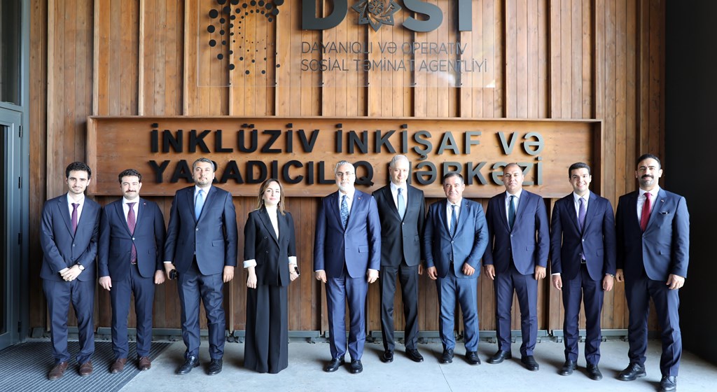 Çalışma ve Sosyal Güvenlik Bakanı Prof. Dr. Vedat Işıkhan, Azerbaycan’daki temasları kapsamında ilk olarak Azerbaycan milli lideri merhum Haydar Aliyev'in kabrini, Azerbaycan Şehitliği ve Türk Şehitliği’ni ziyaret etti.