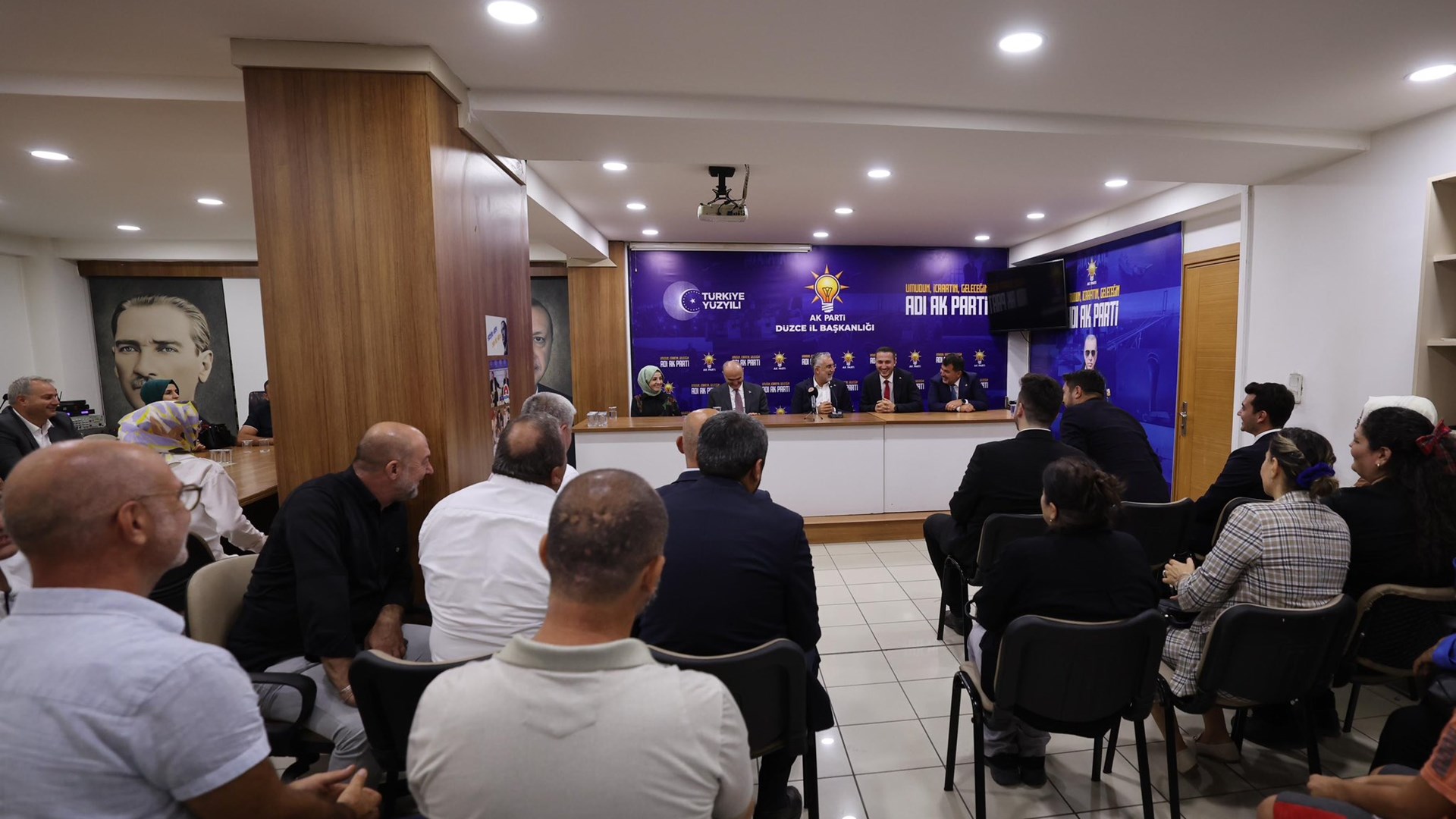 Çalışma ve Sosyal Güvenlik Bakanı Prof. Dr. Vedat Işıkhan, çeşitli ziyaretlerde bulunmak ve AK Parti Düzce İl Danışma Meclisi Toplantısı’na katılmak üzere Düzce’ye gitti.