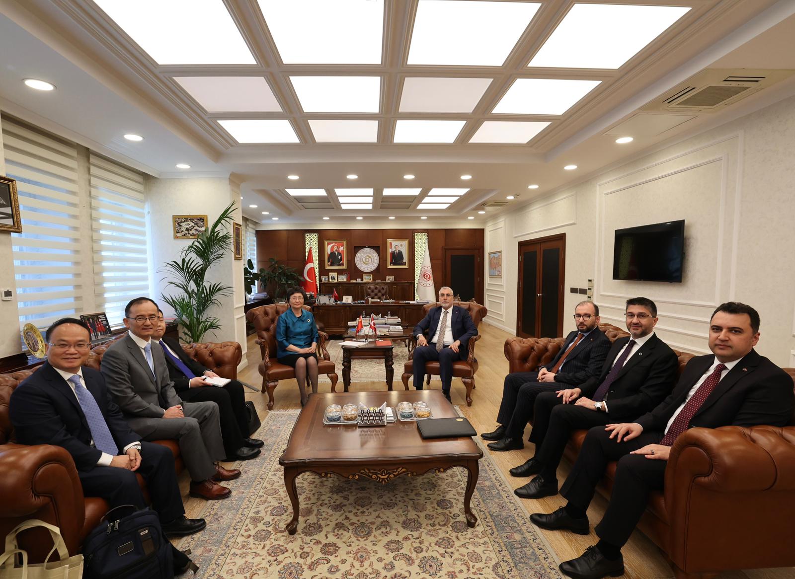 Bakan Işıkhan, Çinli Mevkidaşı Wang Xiaoping ile Bakanlıkta Bir Araya Geldi