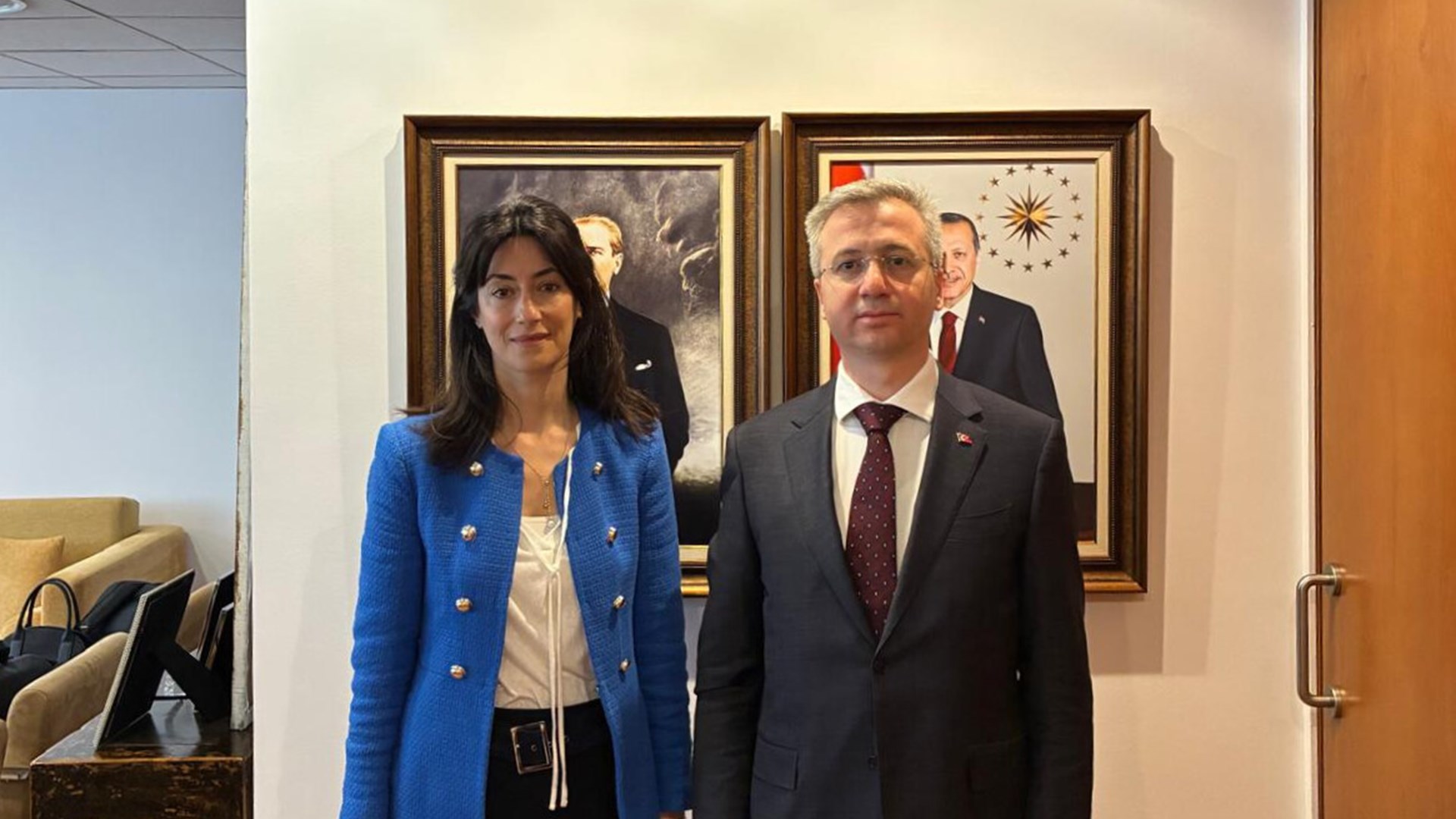 Rehberlik ve Teftiş Başkanımız Bekir Aktürk, Başkan Yardımcımız Resül Yılmaz ve beraberindeki heyet, İspanya Çalışma Ziyareti çerçevesinde Türkiye Cumhuriyeti Madrid Büyükelçiliği 1. Müsteşarı Nur Alkış’ı 9 Mayıs 2025 tarihinde ziyaret etti.