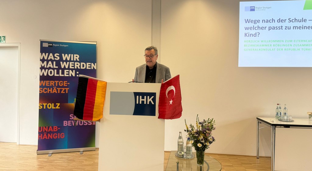 Stuttgart Çalışma ve Sosyal Güvenlik Ataşeliğimizce yaz tatili öncesi gençler ve ebeveynlere, okul sonrası meslek eğitimi ve yüksekokul seçenekleri konusunda kapsamlı bilgiler verildi.