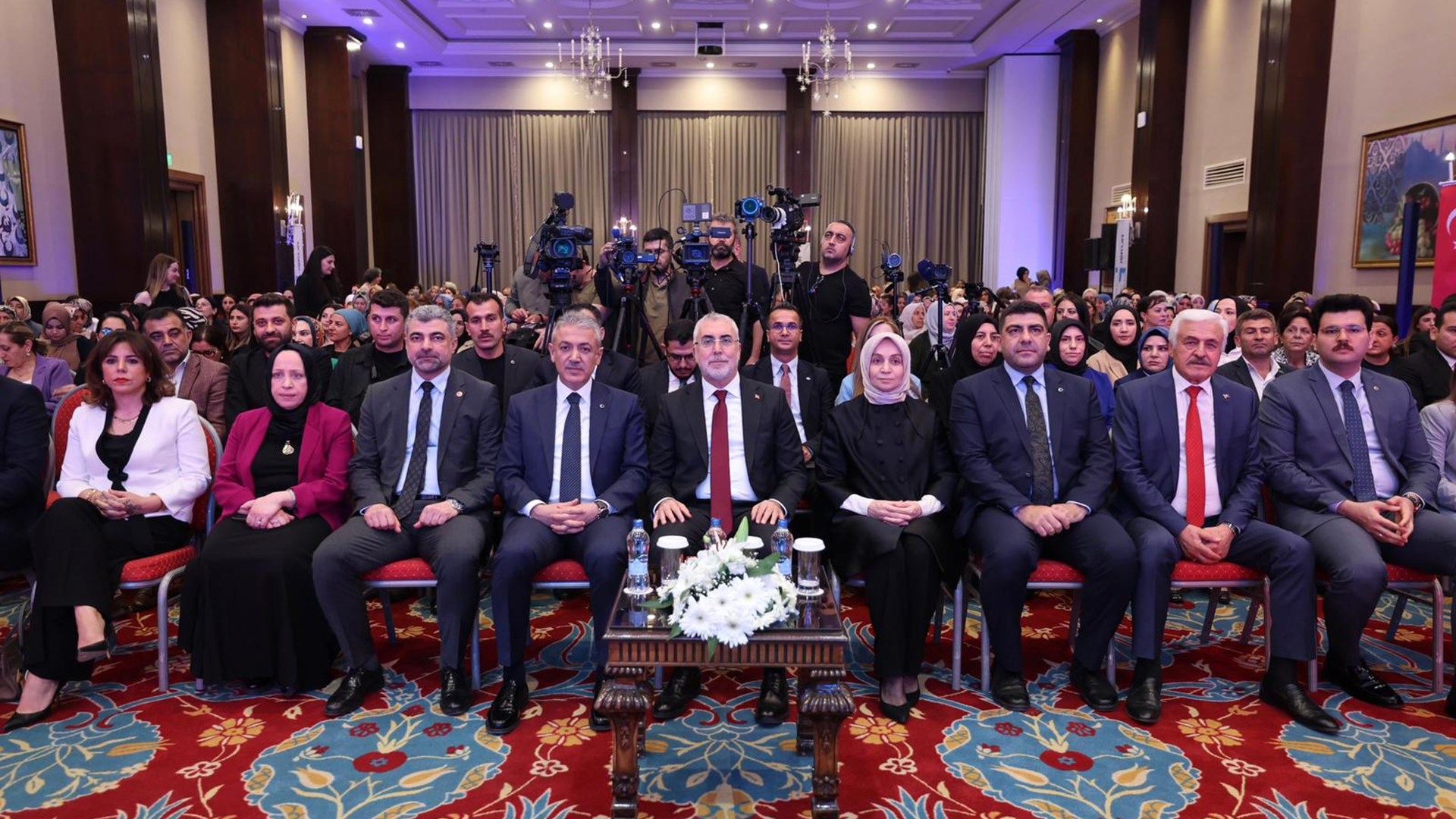 Bakan Işıkhan, Mardin’de Yüzyılın Kadın İstihdamı İş Pozitif Kapanış Programı’na Katıldı