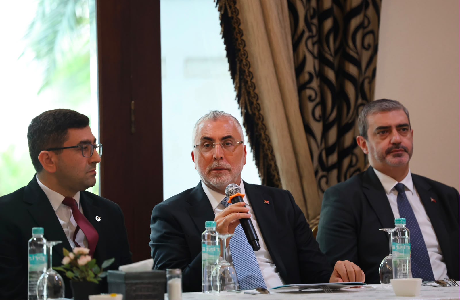 Çalışma ve Sosyal Güvenlik Bakanı Prof. Dr. Vedat Işıkhan, birtakım görüşmeler ve ziyaretler için bulunduğu Endonezya’da Yunus Emre Enstitüsü’nün Cakarta Ofisini ziyaret etti. Işıkhan, ziyareti kapsamında bir konuşma gerçekleştirdi. 