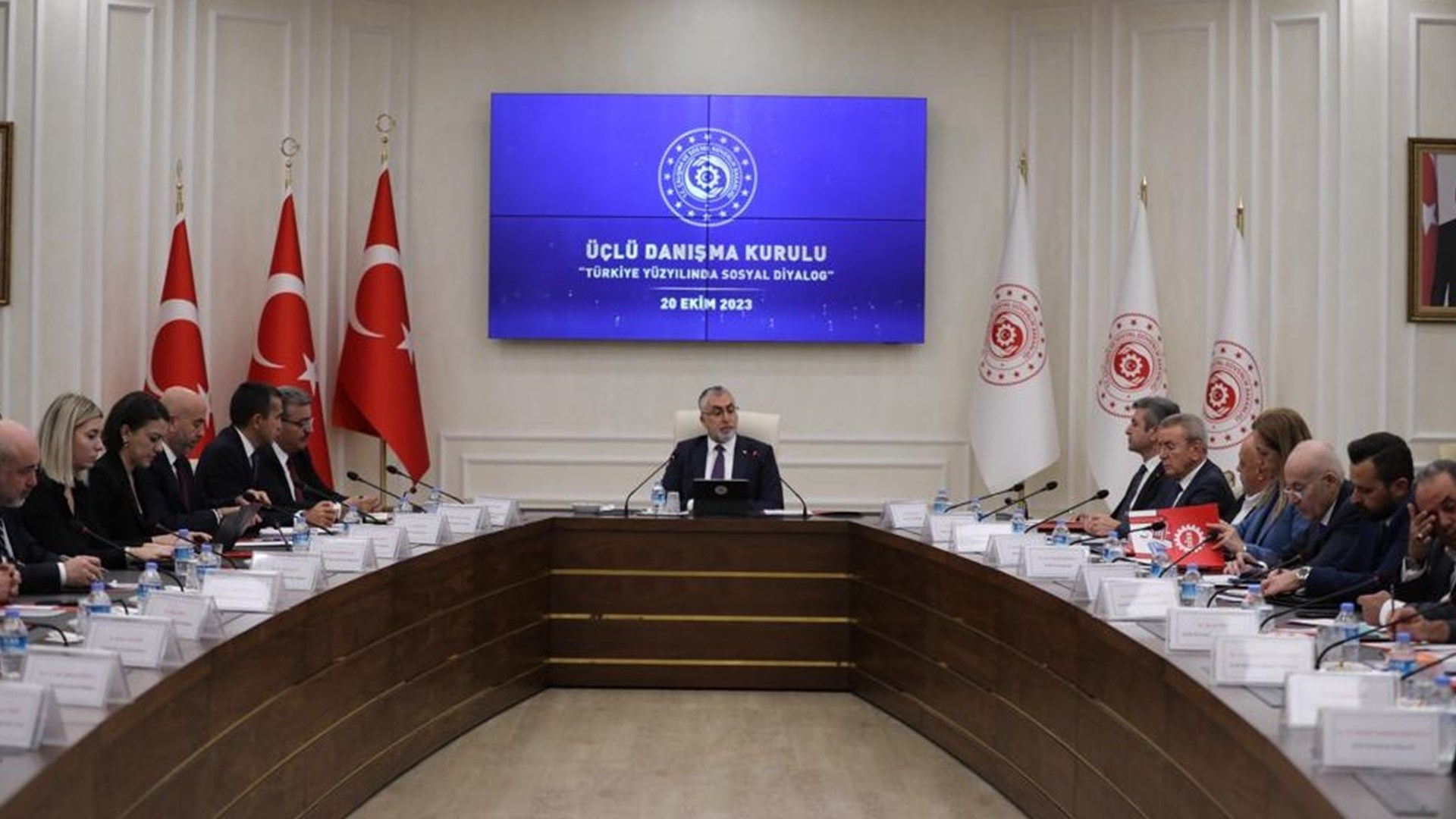 Çalışma barışının ve endüstri ilişkilerinin geliştirilmesi, çalışma hayatına yönelik mevzuat çalışmalarının ve uygulamalarının izlenmesi amacıyla oluşturulan Üçlü Danışma Kurulu, 5 yıl aranın ardından “Türkiye Yüzyılında Sosyal Diyalog” gündemiyle Çalışma ve Sosyal Güvenlik Bakanı Prof. Dr. Vedat Işıkhan Başkanlığında Bakanlıkta toplandı.