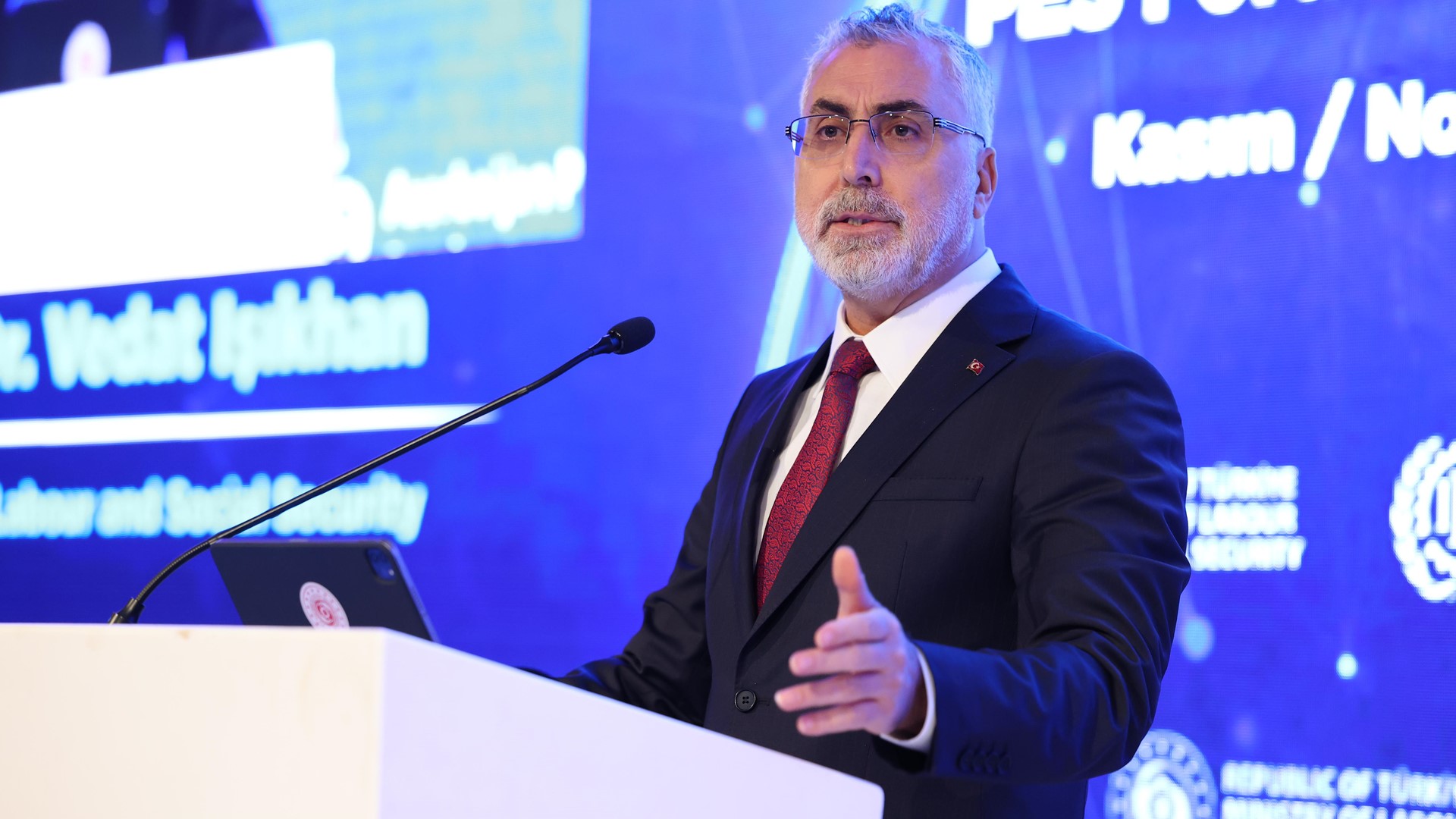 Çalışma ve Sosyal Güvenlik Bakanı Prof. Dr. Vedat Işıkhan, Dünya Kamu İstihdam Kurumları Birliğinin (WAPES) Avrupa Bölge Konferansı kapsamında İŞKUR, Azerbaycan Devlet İstihdam Ajansı ve Uluslararası Çalışma Örgütü (ILO) Türkiye Ofisi iş birliğinde 16-17 Kasım tarihlerinde Antalya’da düzenlenecek olan “Ne Eğitimde Ne İstihdam Olan Gençler’ e (NEET) Yönelik Kamu İstihdam Hizmetleri Konferansı” na katıldı.