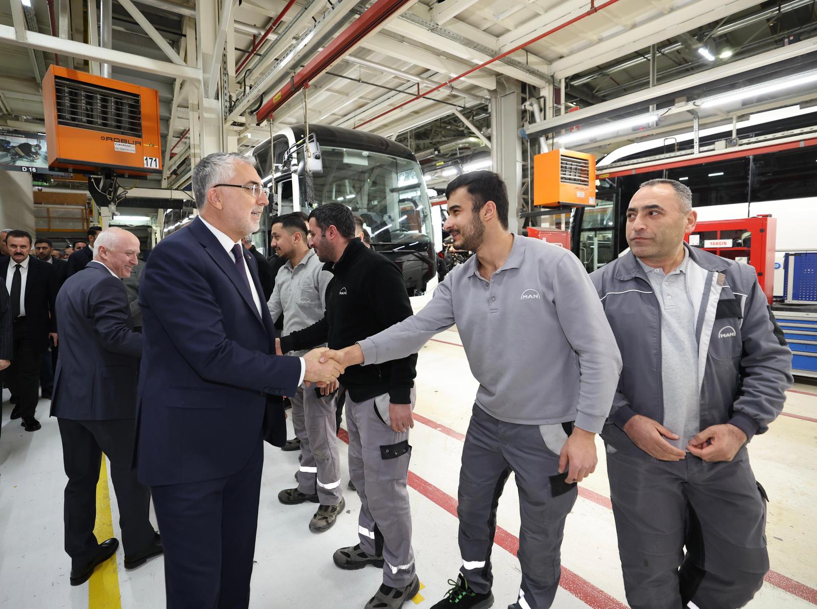 Bakan Işıkhan, İlk İftarını Fabrikada İşçilerle Yaptı