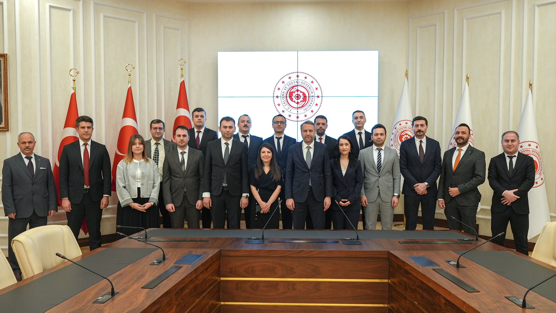 Genel Müdürlüğümüzde göreve başlayan uzman yardımcılarımızın aday memurluk süreçleri başarıyla tamamlandı. Asli devlet memurluğuna atanan uzman yardımcılarımızın yemin merasimi gerçekleşti.