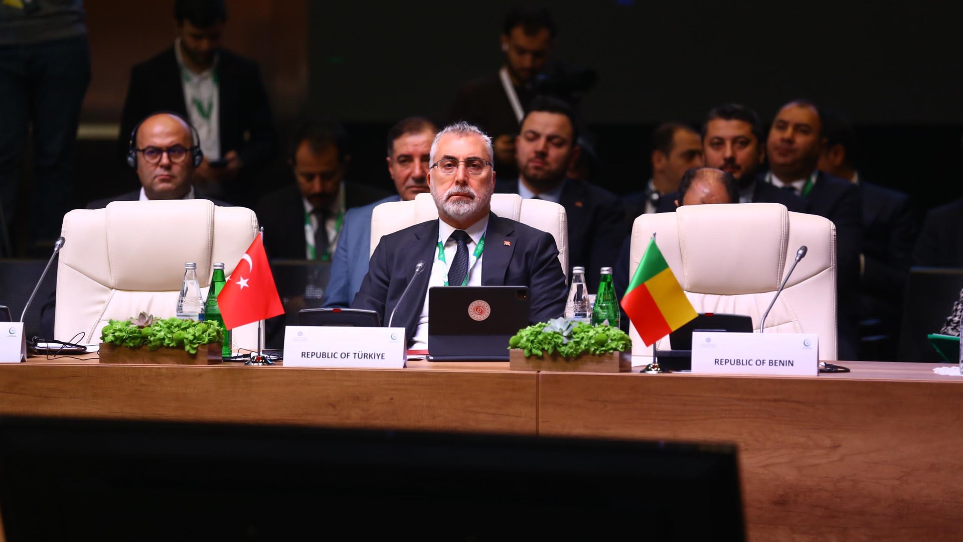 Çalışma ve Sosyal Güvenlik Bakanı Prof. Dr. Vedat Işıkhan, “İİT Üyesi Ülkelerde Yenilikçi Çözümler ve İşgücü ve İstihdam Hizmetlerinin Dijitalleştirilmesi” temasıyla 21-23 Kasım tarihlerinde Azerbaycan’da düzenlenecek İslam İşbirliği Teşkilatı (İİT) 5. Çalışma Bakanları Konferansı’na katılmak üzere Bakü’ye gitti.