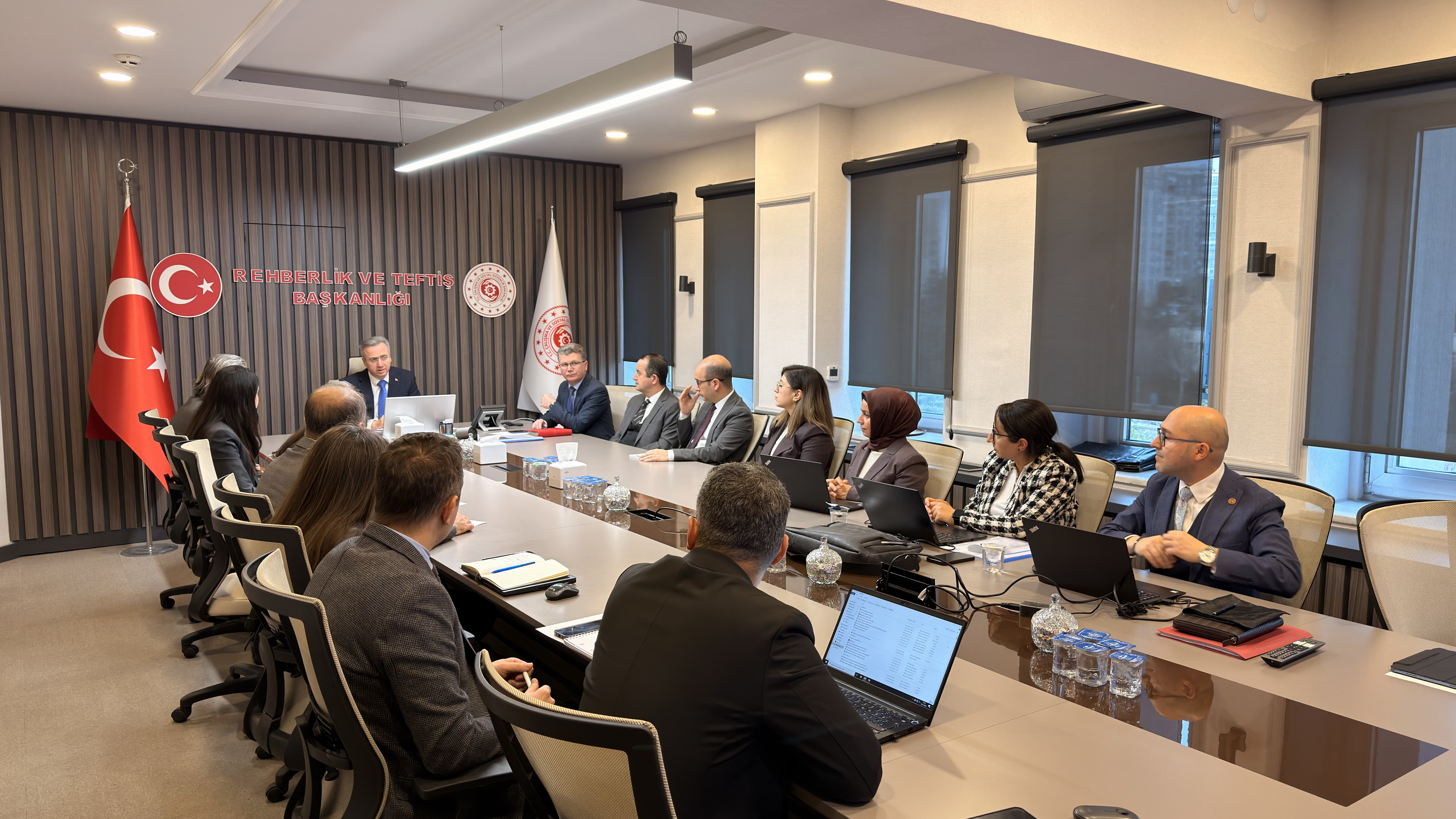 Rehberlik ve Teftiş Başkanlığımız bünyesinde faaliyet gösteren çalışma grupları, 2025 yılı çalışmalarına ilişkin yıllık değerlendirme toplantılarını tamamladı. Gerçekleştirilen oturumlarda, yıl boyunca yürütülen teftiş ve rehberlik faaliyetleri detaylandırılırken, 2026 yılına ait planlamalar ele alındı.