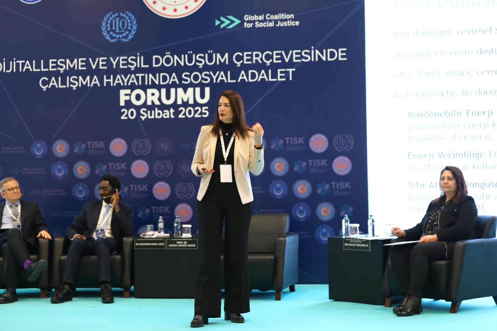 20 Şubat Dünya Sosyal Adalet Günü vesilesiyle, Bakanlığımızın öncülüğünde ve Küresel Sosyal Adalet Koalisyonu kapsamında düzenlenen “Dijitalleşme ve Yeşil Dönüşüm Çerçevesinde Sosyal Adalet Forumu” geniş katılımla gerçekleştirildi. Forum, Türkiye İşveren Sendikaları Konfederasyonu (TİSK), Türkiye İşçi Sendikaları Konfederasyonu (TÜRK-İŞ), Memur Sendikaları Konfederasyonu (MEMUR-SEN) ve Türkiye Kamu Çalışanları Sendikaları Konfederasyonu (KAMU-SEN) işbirliğiyle düzenlendi.