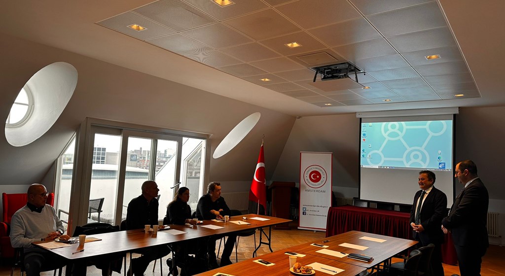 T.C. Amsterdam Başkonsolosluğu ev sahipliğinde gerçekleşen toplantıya Hollanda İşçi Sigortaları Kurumu (UWV) üst düzey temsilcileri ve uzmanları ile Lahey Müşavirliğimiz ve Deventer Ataşeliğimiz yetkilileri katıldı.