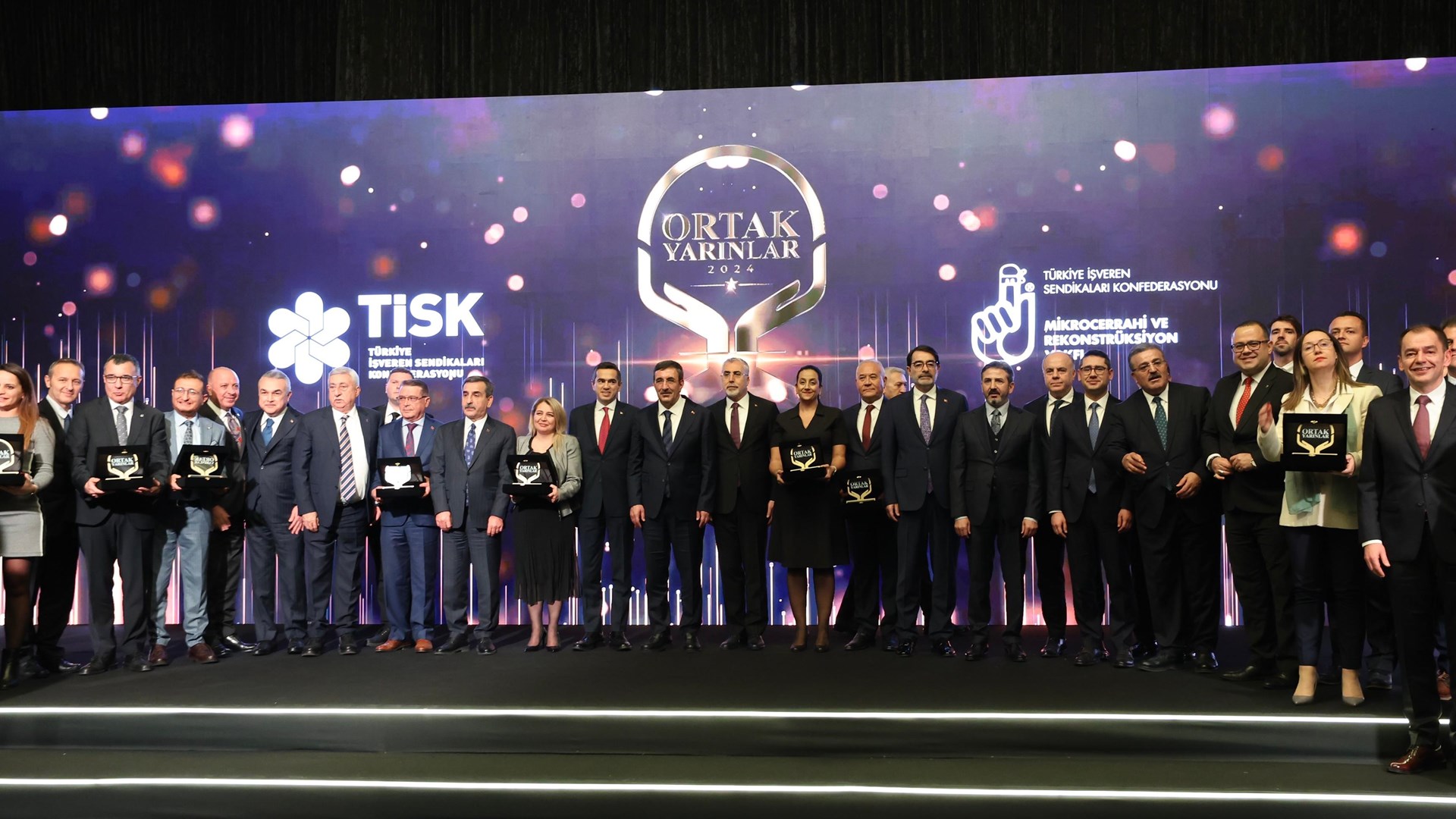 Bakan Işıkhan, TİSK’in Ortak Yarınlar Ödül Töreni’ne Katıldı