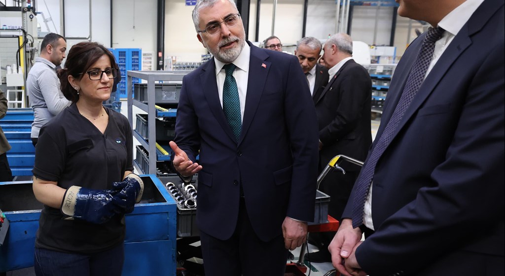 Çalışma ve Sosyal Güvenlik Bakanı Prof. Dr. Vedat Işıkhan, Manisa’da düzenlenen “İş-Pozitif Kadın İstihdamı Projesi Tanıtım Toplantısı” na iştirak etti.