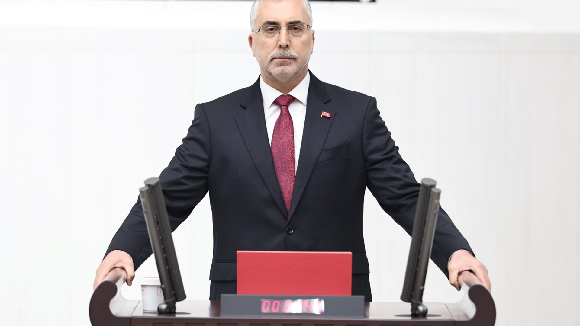 Çalışma ve Sosyal Güvenlik Bakanı Vedat Işıkhan Türkiye Büyük Millet Meclisi Genel Kurulunda ant içti.