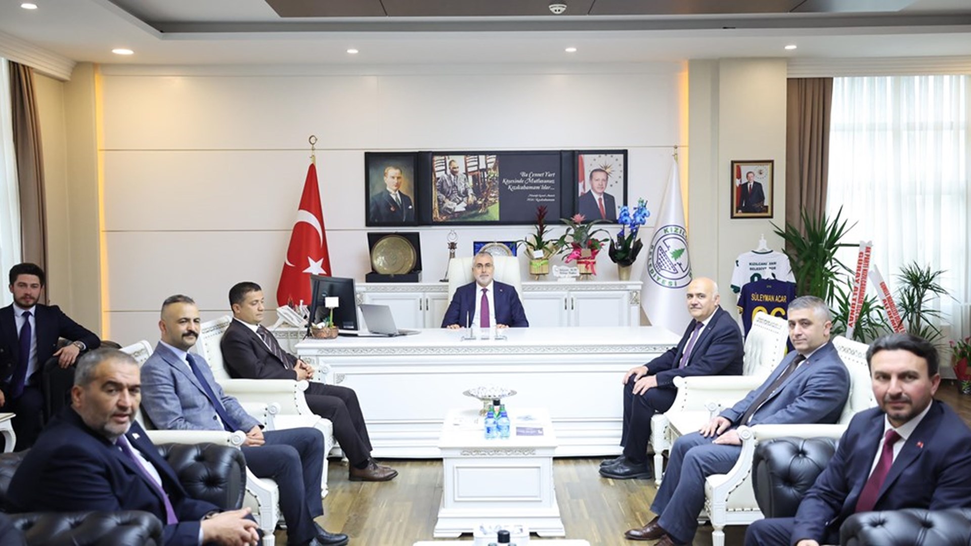 Çalışma ve Sosyal Güvenlik Bakanı Prof. Dr. Vedat Işıkhan, Kızılcahamam Belediye Başkanı Süleyman Acar’a hayırlı olsun ziyaretinde bulundu.