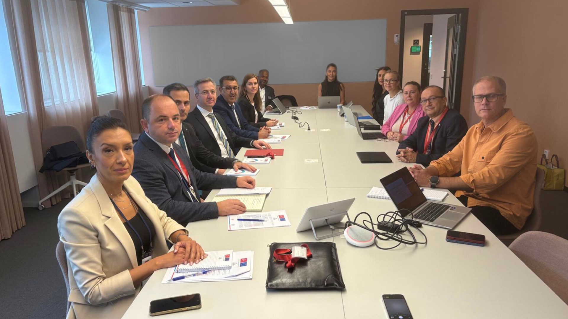 Çalışma ziyareti programı kapsamında SAWEE ile 26 Ağustos 2025 tarihinde gerçekleştirilen toplantıda, bilgi temelli politika süreçleri, yeni risk eğilimlerinin izlenmesi ve araştırma çıktılarının yaygınlaştırılması değerlendirildi.