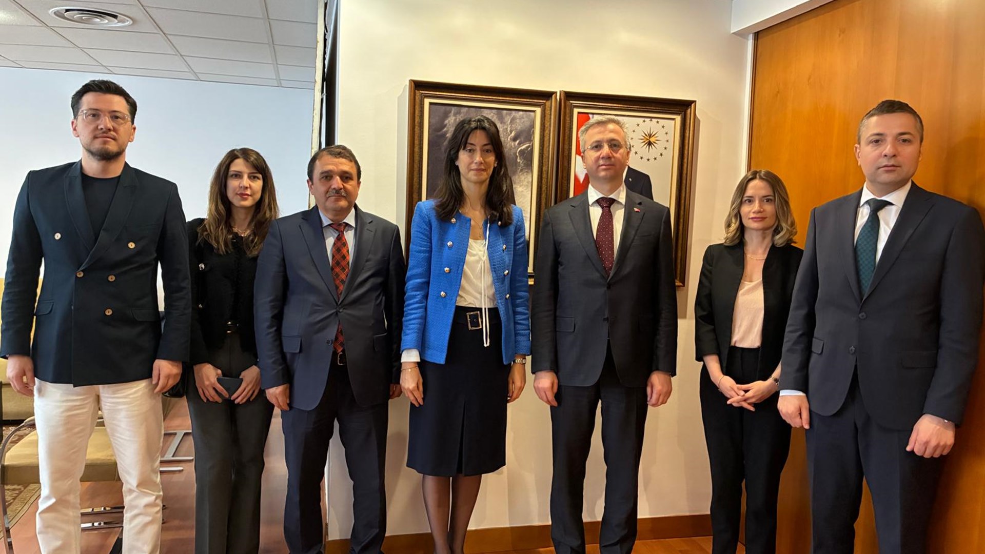 Rehberlik ve Teftiş Başkanımız Bekir Aktürk, Başkan Yardımcımız Resül Yılmaz ve beraberindeki heyet, İspanya Çalışma Ziyareti çerçevesinde Türkiye Cumhuriyeti Madrid Büyükelçiliği 1. Müsteşarı Nur Alkış’ı 9 Mayıs 2025 tarihinde ziyaret etti.