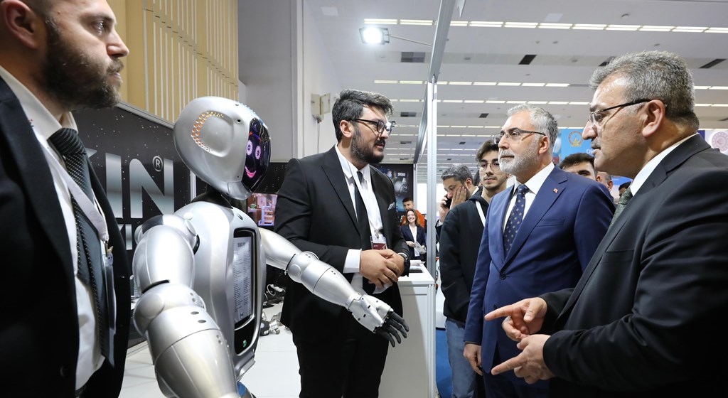 Çalışma ve Sosyal Güvenlik Bakanı Prof. Dr. Vedat Işıkhan, Türkiye Verimlilik Vakfı ve Ankara Bilim Üniversitesinin ev sahipliğinde ATO Congresium'da düzenlenen "Gelecek İçin Teknolojiler" temalı 6. Verimlilik ve Teknoloji Fuarı'nı ziyaret etti.