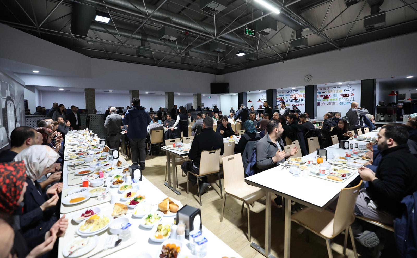 Bakan Işıkhan, İlk İftarını Fabrikada İşçilerle Yaptı